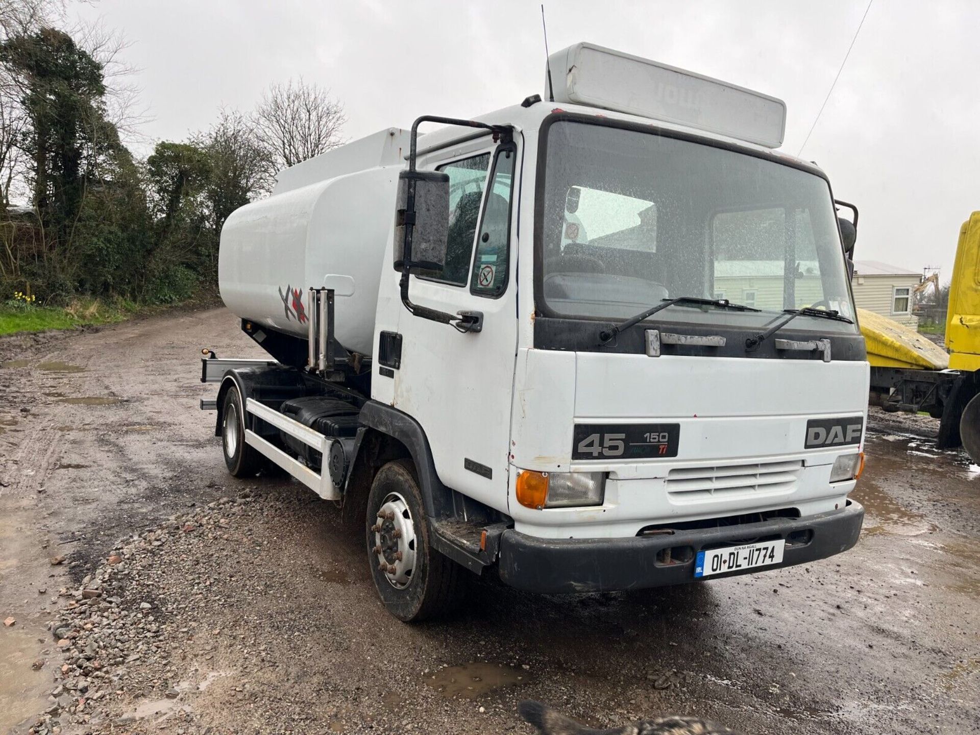 STURDY AND READY: LEYLAND DAF FA45.150 TANKER, 8 STUD AXLES - Image 2 of 21