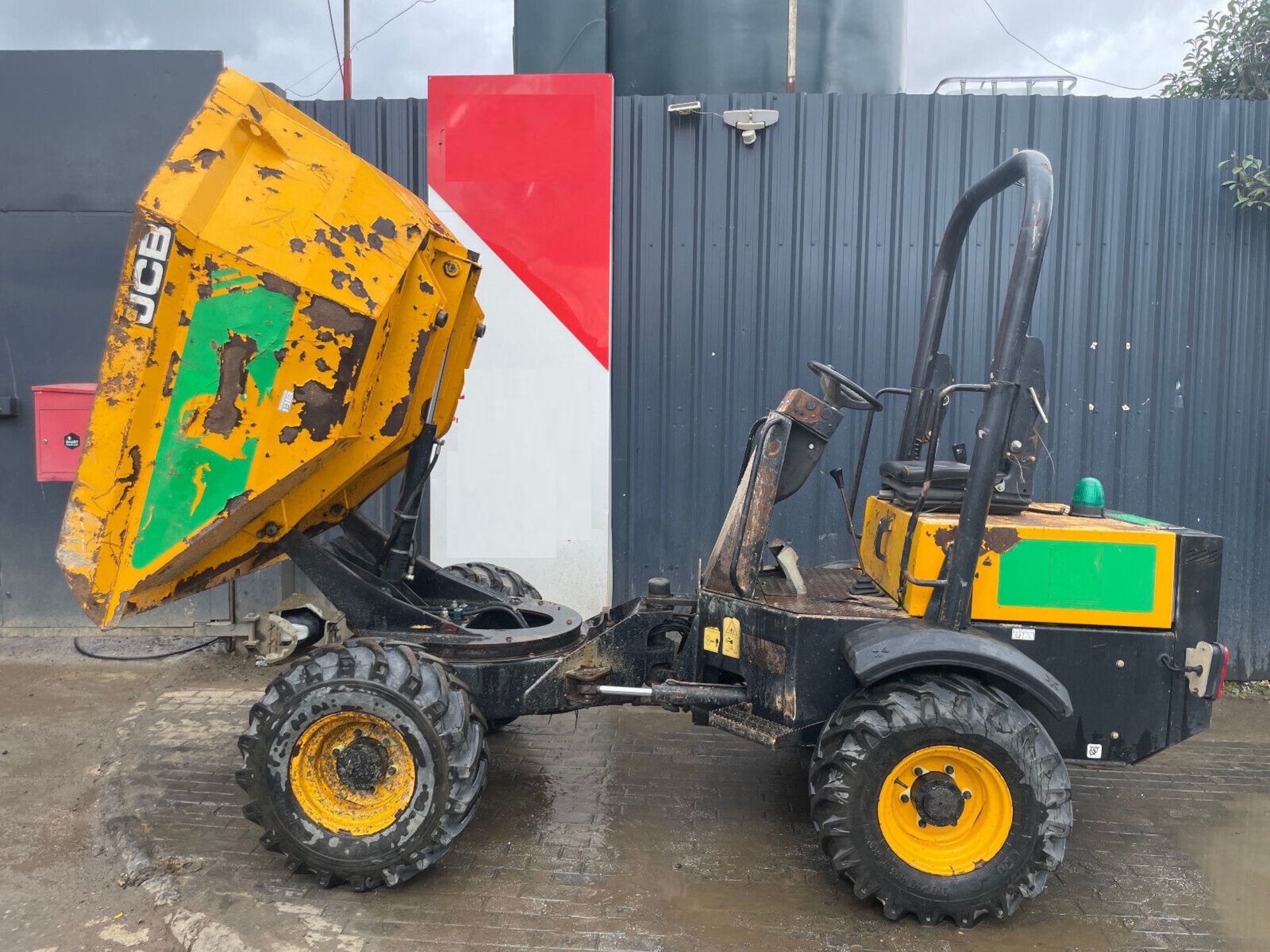 DURABLE DUMPING: JCB 3TSTM 3T SWIVEL DUMPER (2015) - Image 2 of 6