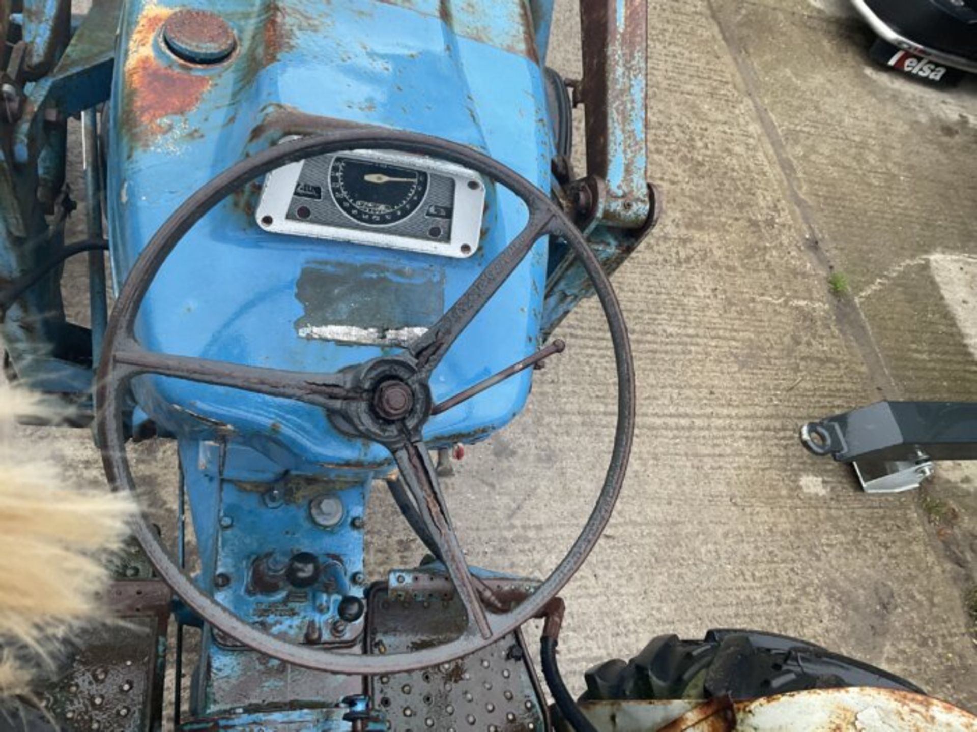 FORD 4000 PRE FORCE. POWER STEERING. LOADER. SAW BENCH. REAR BELT DRIVE. VERY GOOD RUNNER - Image 10 of 10