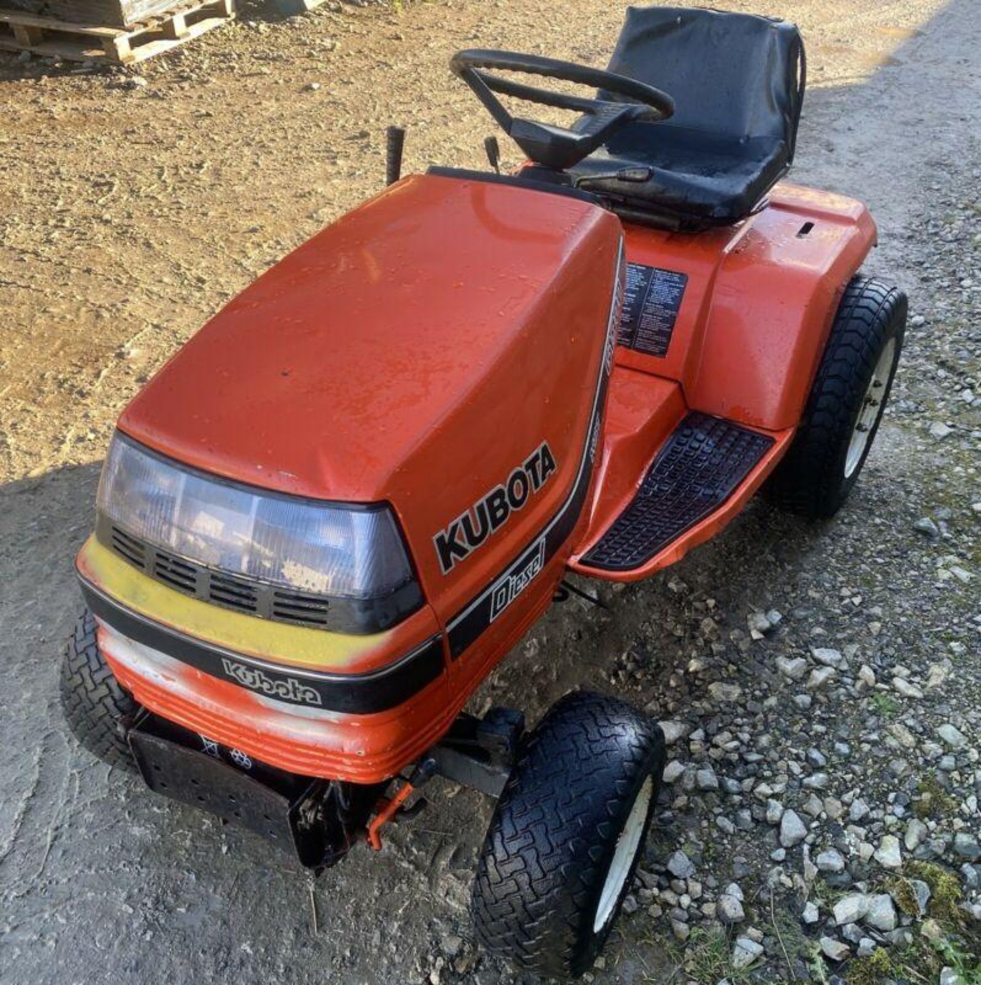 KUBOTA G1900: DIESEL POWER FOR PRECISION GRASS CUTTING - Image 2 of 7