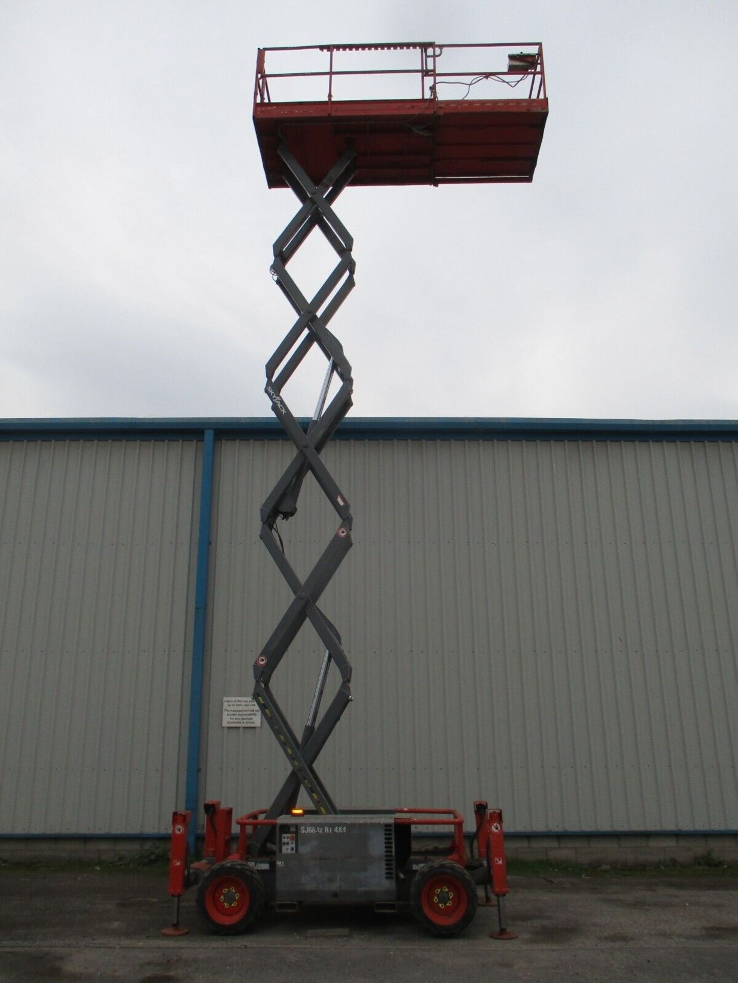 SKYJACK SJ6832: STABILITY REDEFINED WITH LEVELLING LEGS - Image 3 of 12