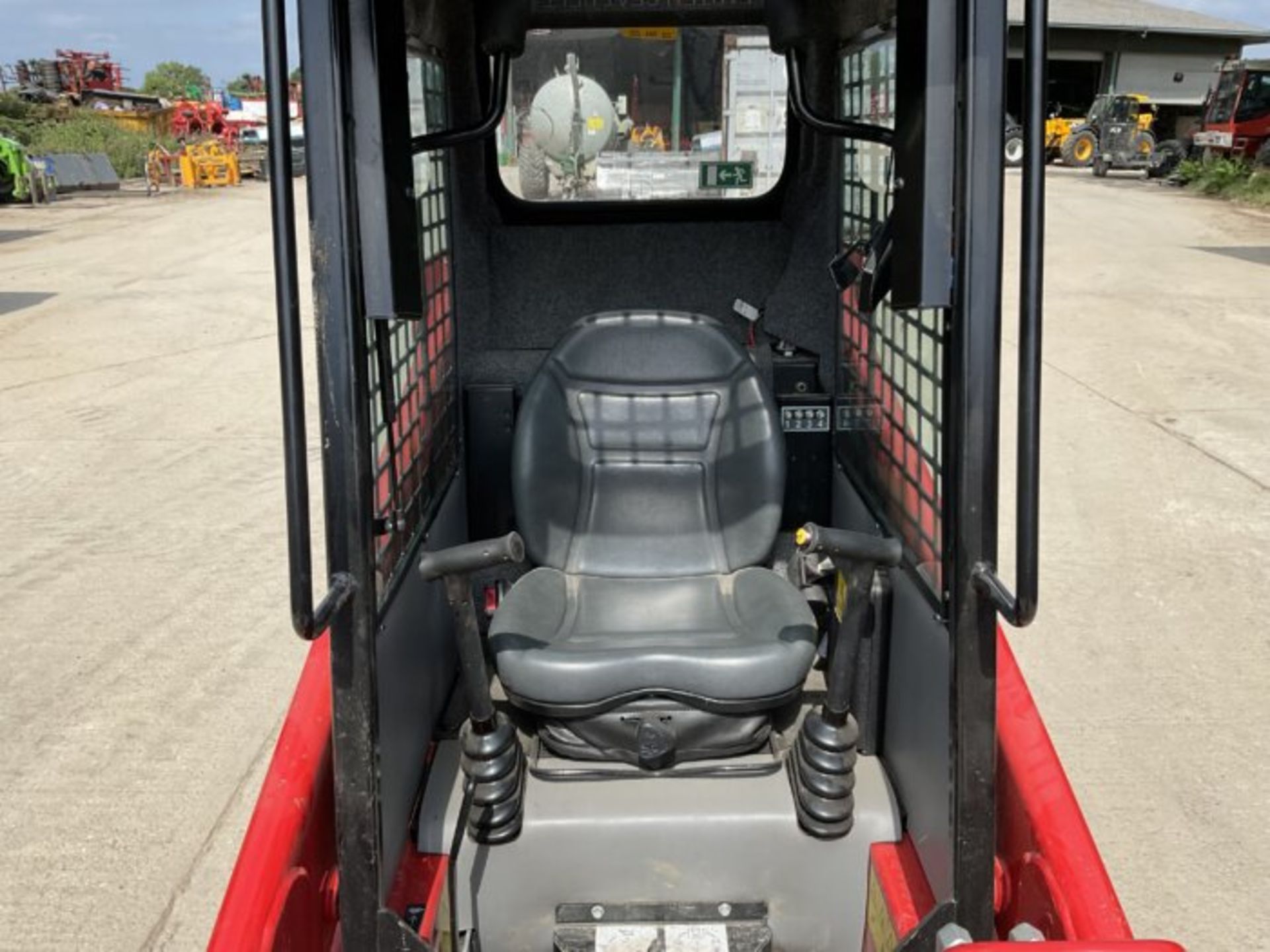 2021 MANITOU 850R SKID STEER WITH PALLET FORKS, DUNG GRAB & BUCKET. REAR CAMERA. - Image 3 of 13
