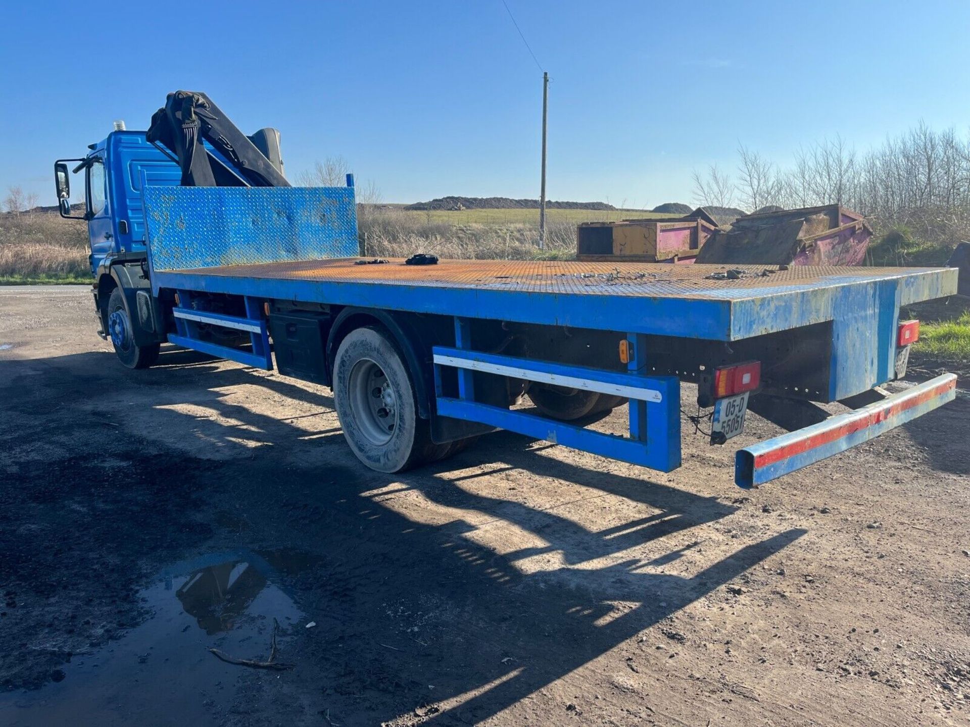 2005 MERCEDES AXOR 4 X 2 FLATBED WITH PALFINGER CRANE - Image 2 of 14