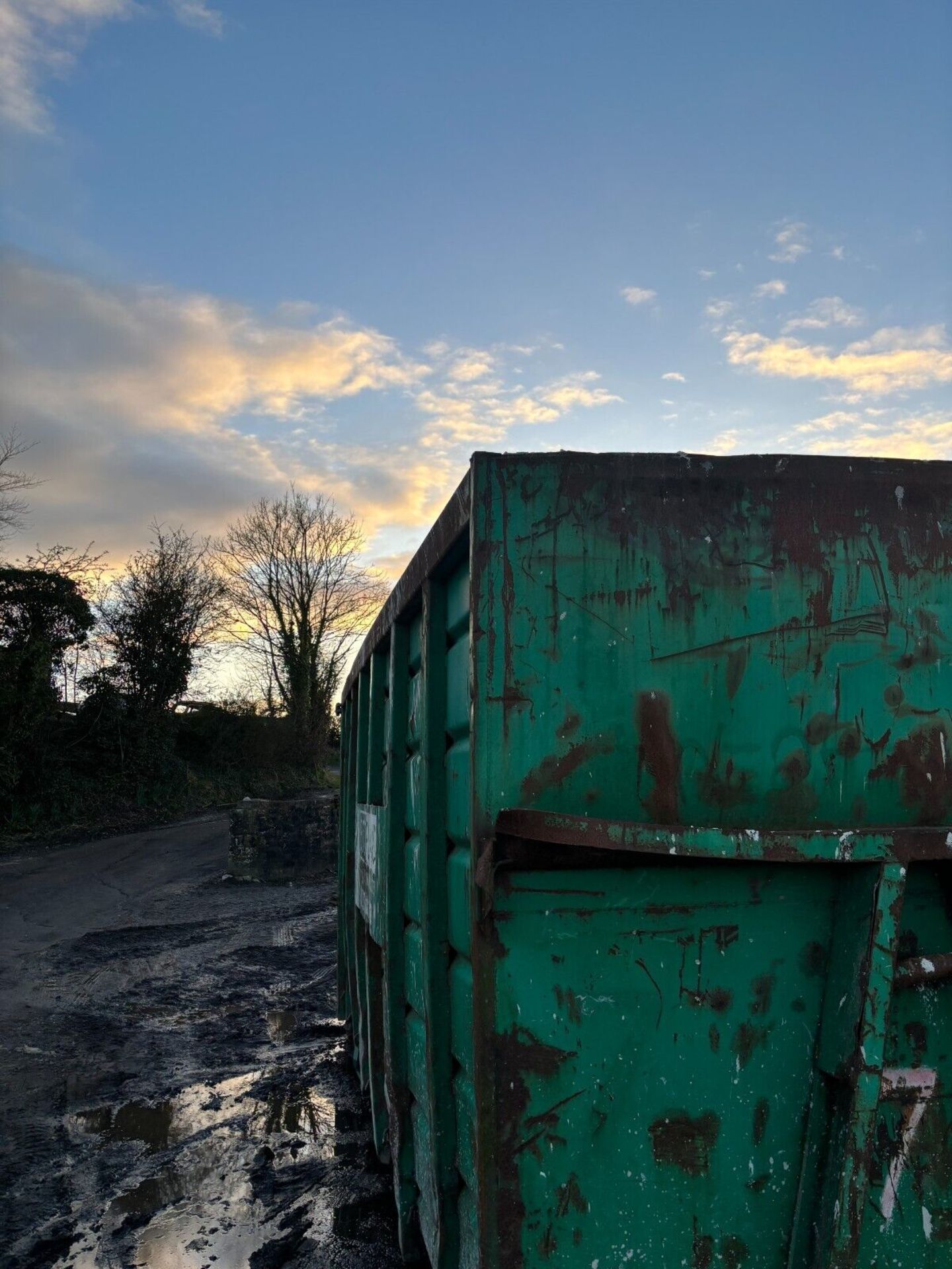 EFFICIENT HAULING: 45-YARD HOOKLIFT BIN, READY TO ROLL - Image 2 of 10