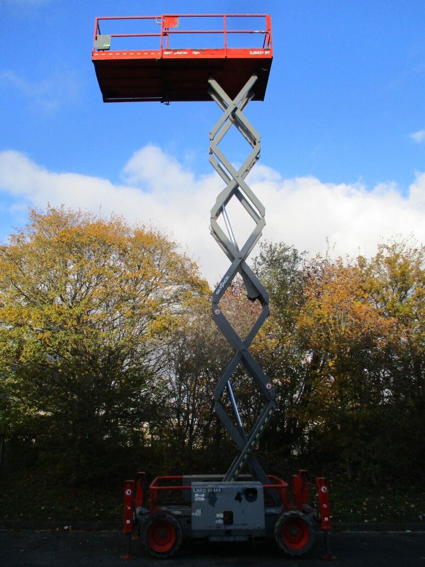 ELEVATE EFFICIENCY: 2015 SKYJACK SJ6832 SCISSOR LIFT - Image 2 of 13