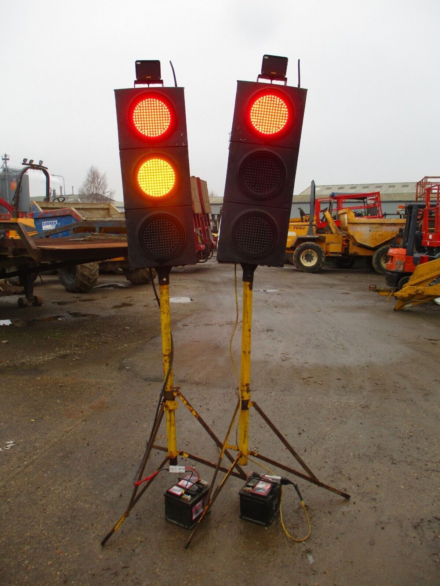 TRAFFIC SOLUTIONS AT YOUR FINGERTIPS: HOLLCO'S PORTABLE SIGNALS - Image 2 of 6