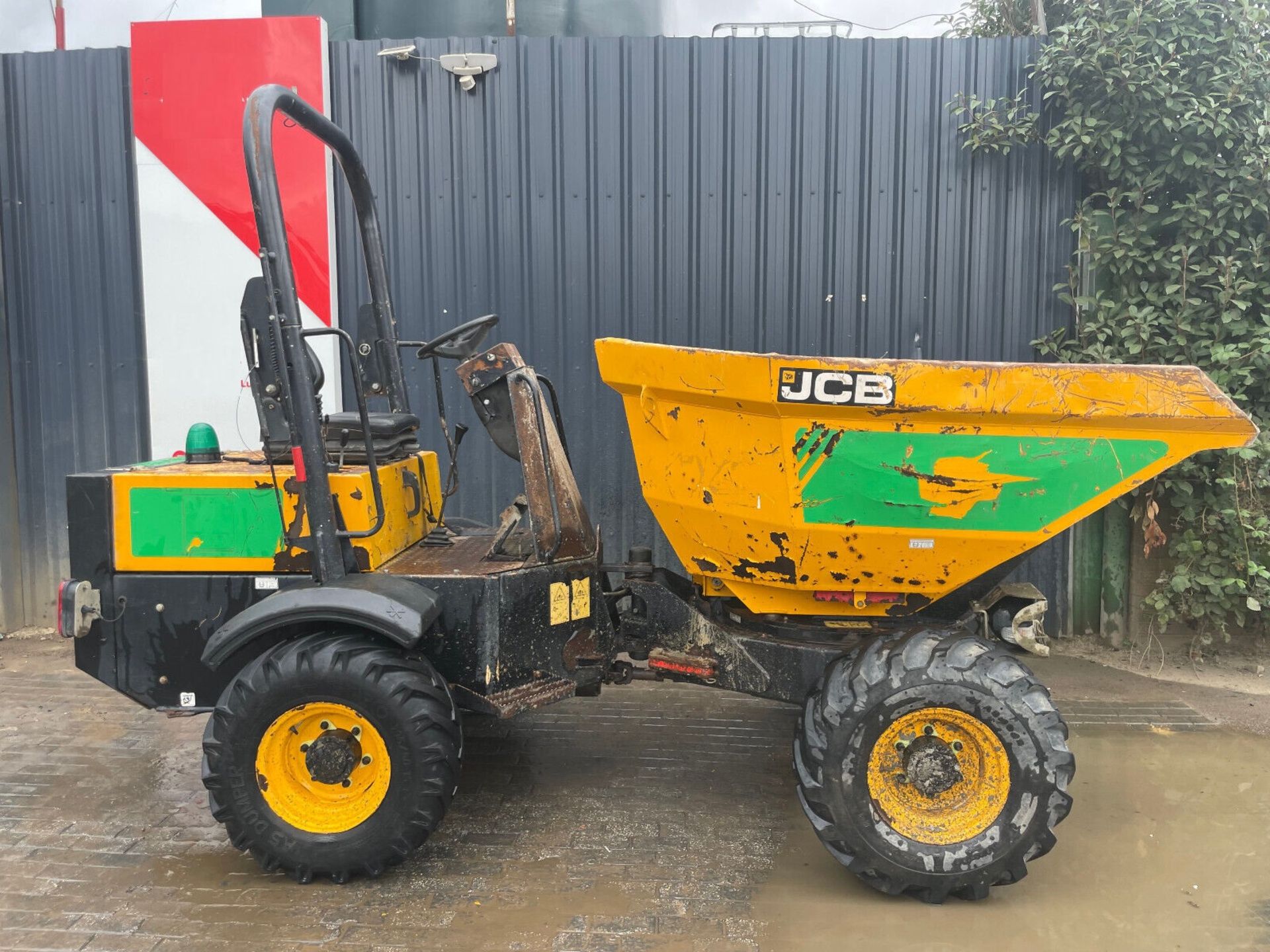 DURABLE DUMPING: JCB 3TSTM 3T SWIVEL DUMPER (2015) - Image 5 of 6