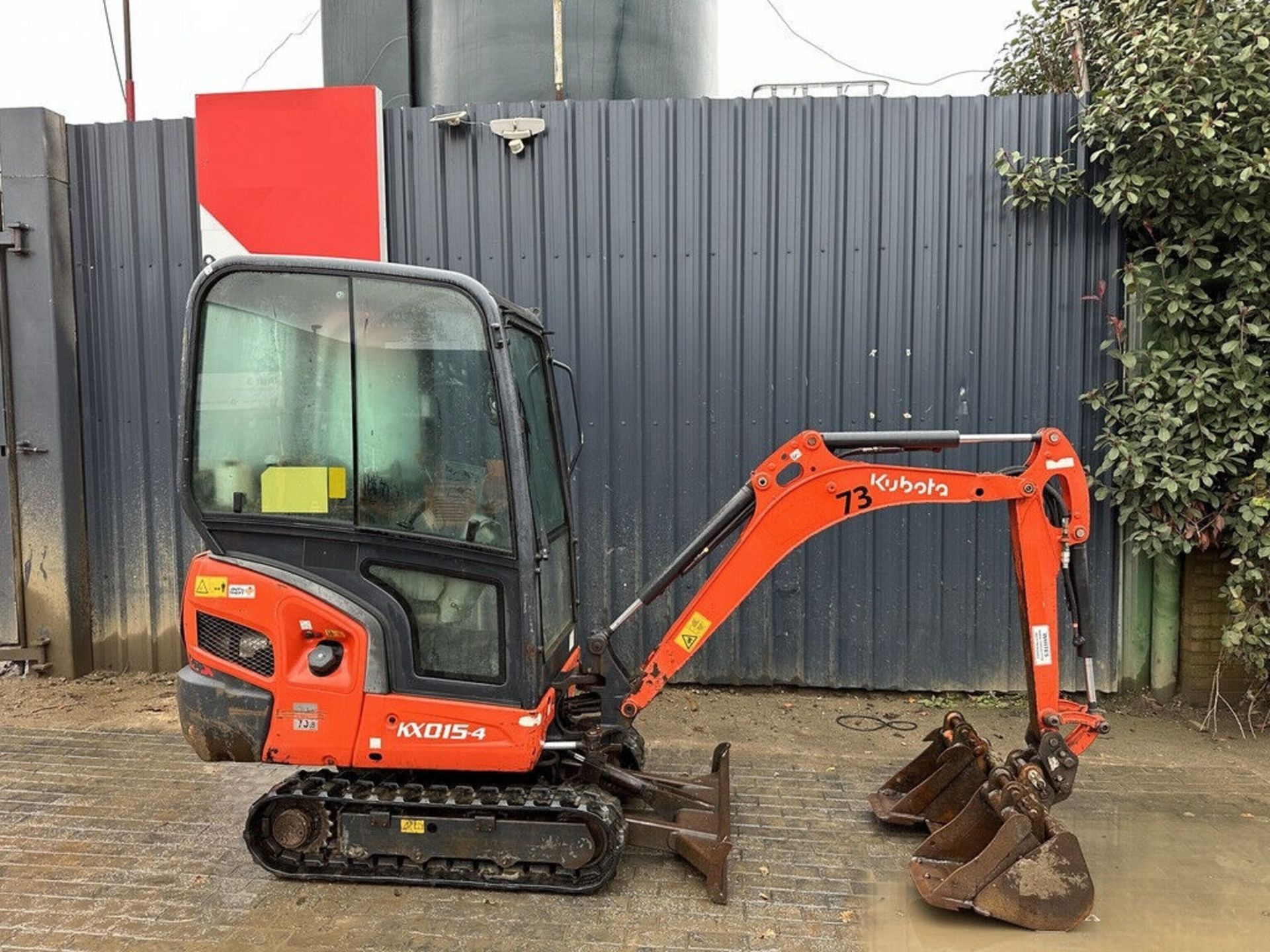 EARTH-MOVING EXCELLENCE: 2017 KUBOTA DIESEL DIGGER WITH 3 BUCKETS - Image 12 of 12