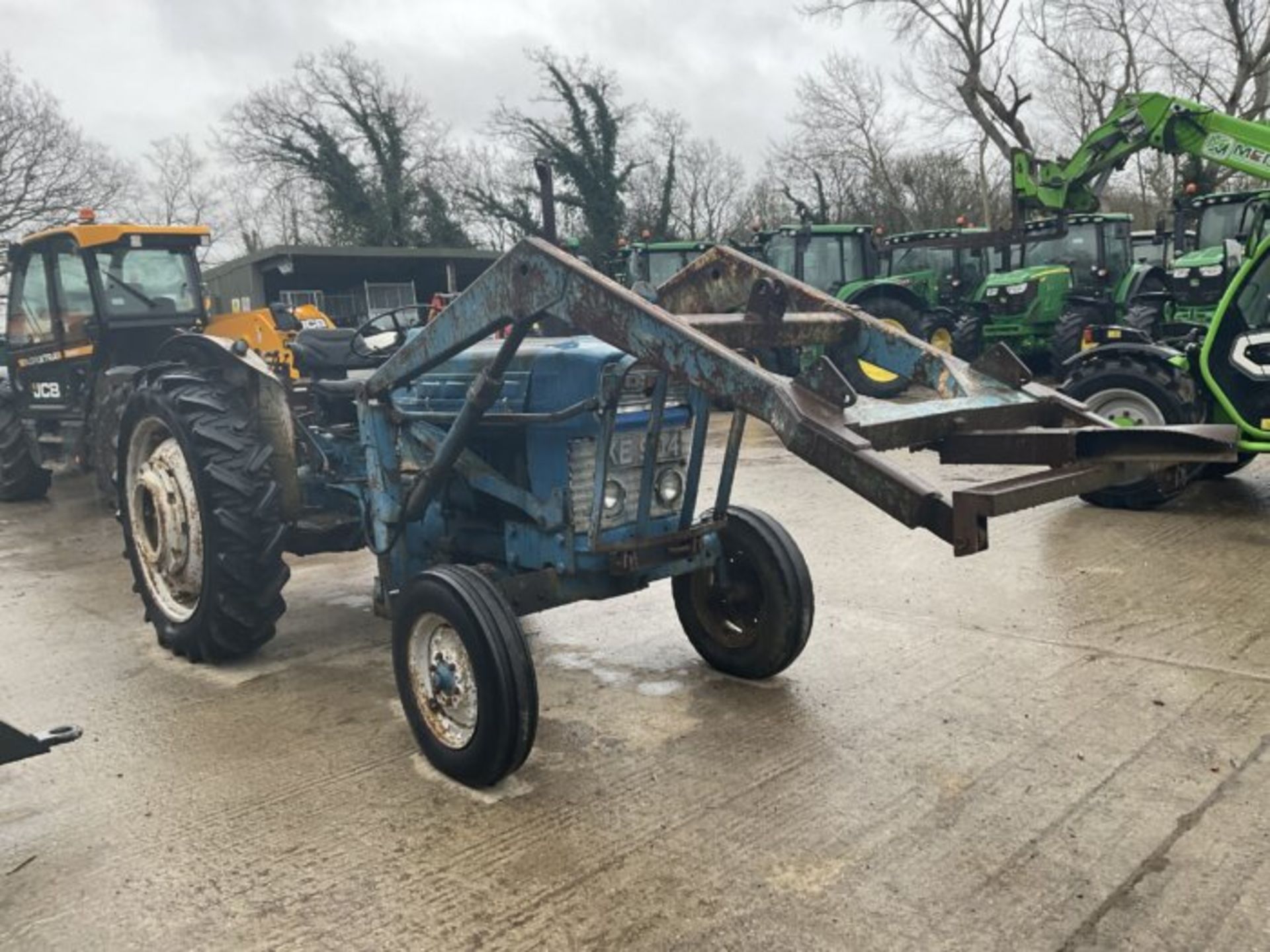 FORD 4000 PRE FORCE. POWER STEERING. LOADER. SAW BENCH. REAR BELT DRIVE. VERY GOOD RUNNER - Image 3 of 10