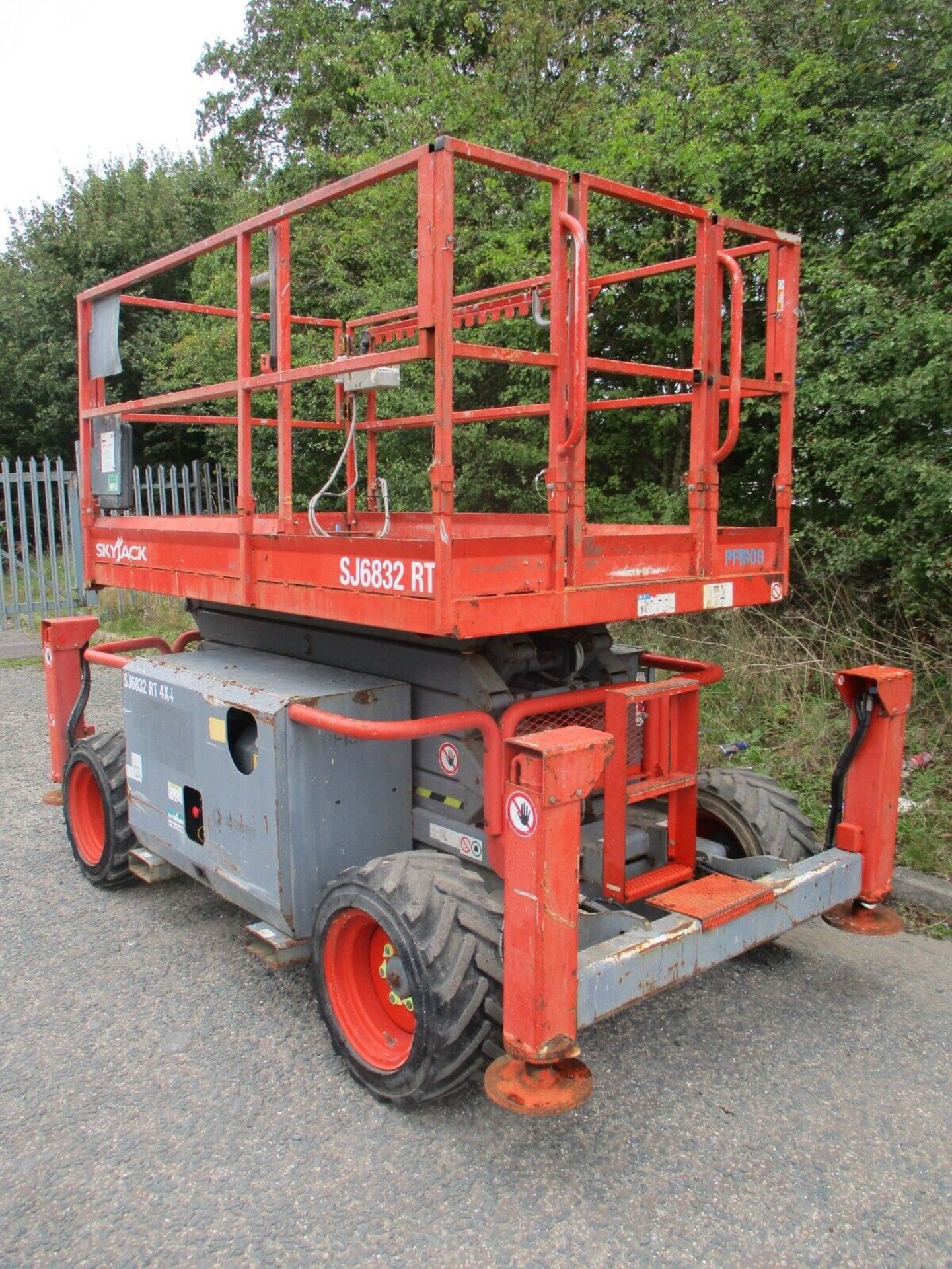 KUBOTA ENGINE SKYJACK SJ6832 SCISSOR LIFT - Image 5 of 14