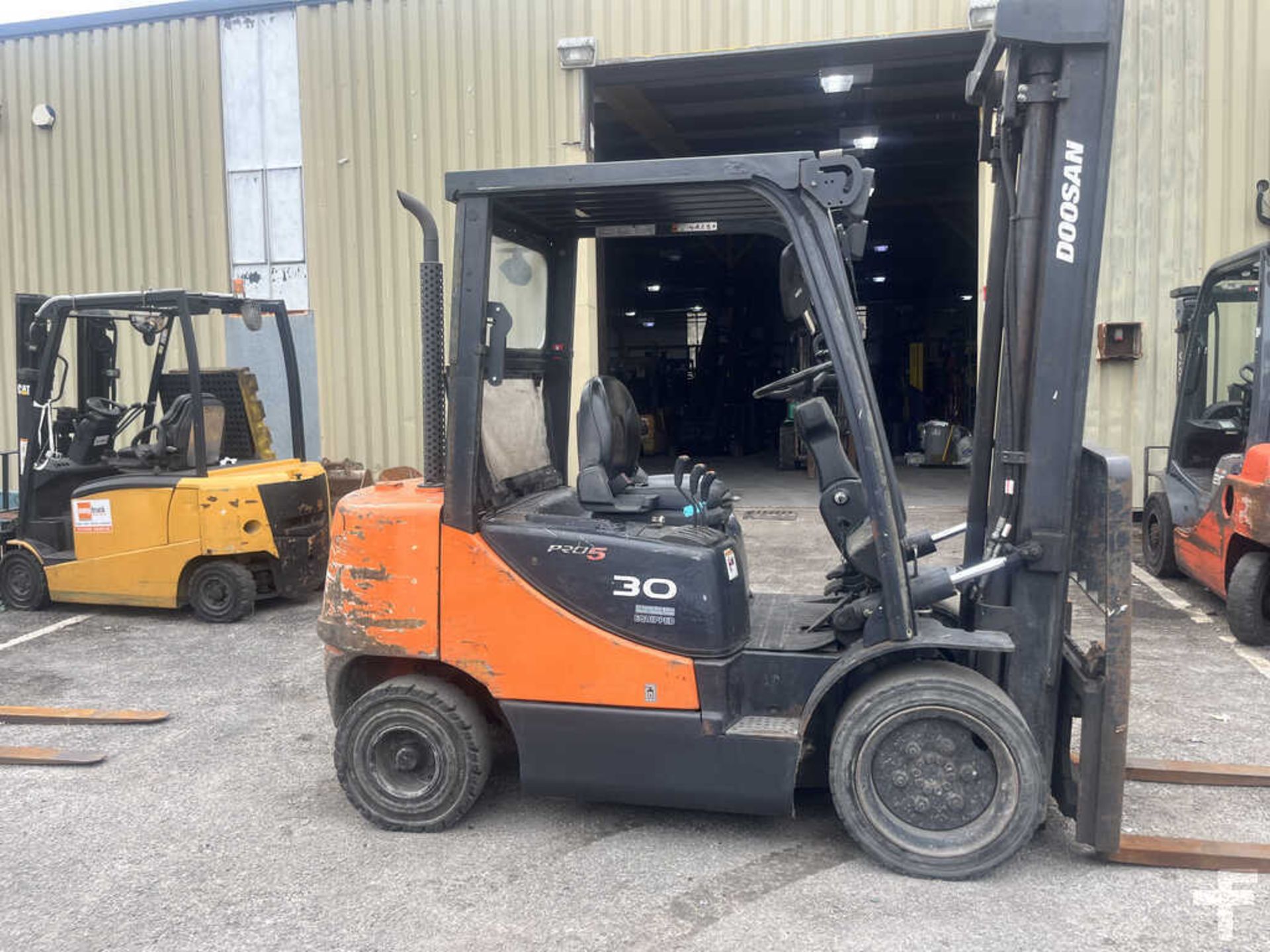 2011 DIESEL FORKLIFTS DOOSAN D30S-5 - Image 2 of 3