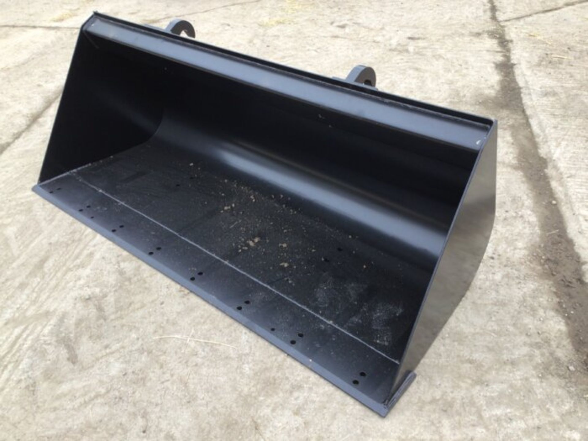 JCB SHOVEL BUCKET. 7 FT 6. 1.800KG LOAD CAPACITY. 1 CUBIC METRE. JCB Q-FIT BRACKETS - Image 4 of 5