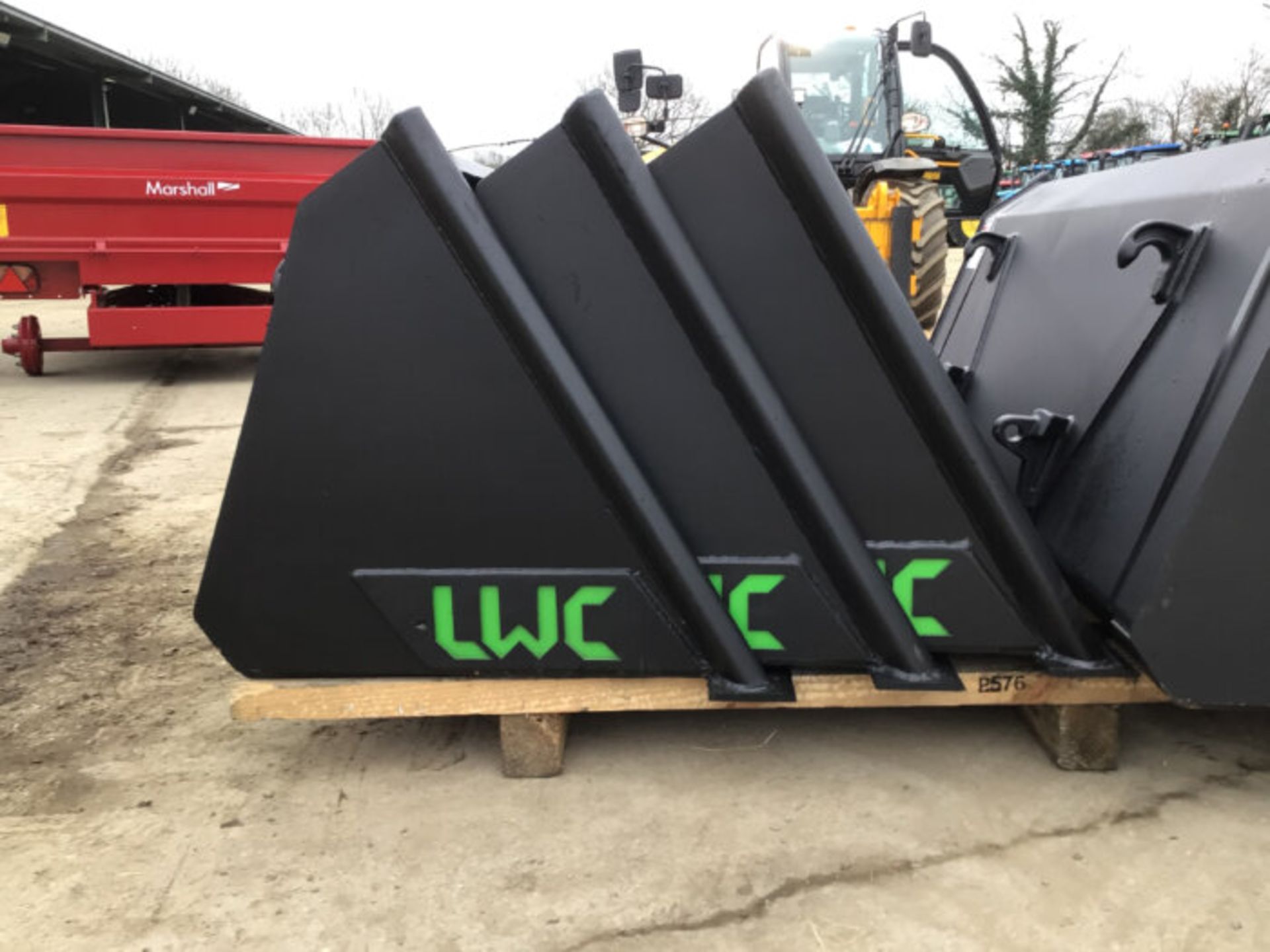 NEW LWC 5FT 5 SERIES EURO BUCKET - Image 2 of 5