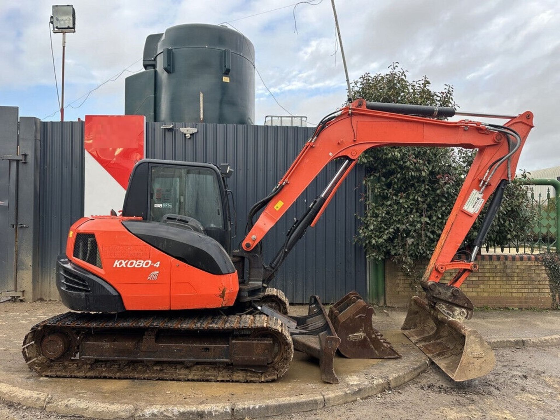 POWERFUL AND READY: 2016 KUBOTA EXCAVATOR - FULL CAB, BLADE, PIPED