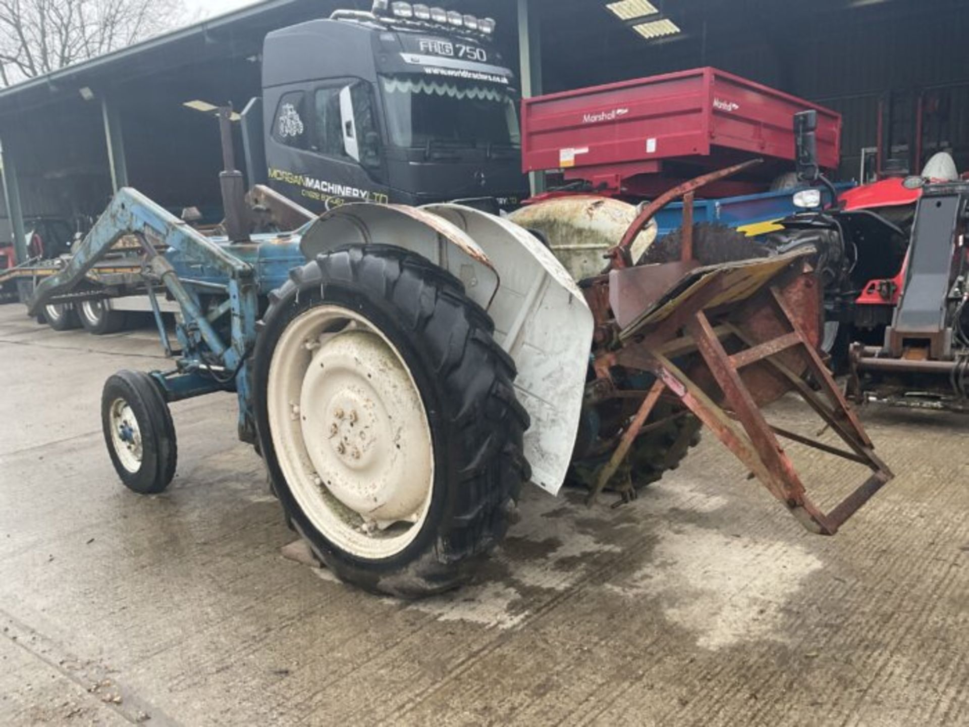 FORD 4000 PRE FORCE. POWER STEERING. LOADER. SAW BENCH. REAR BELT DRIVE. VERY GOOD RUNNER - Image 7 of 10