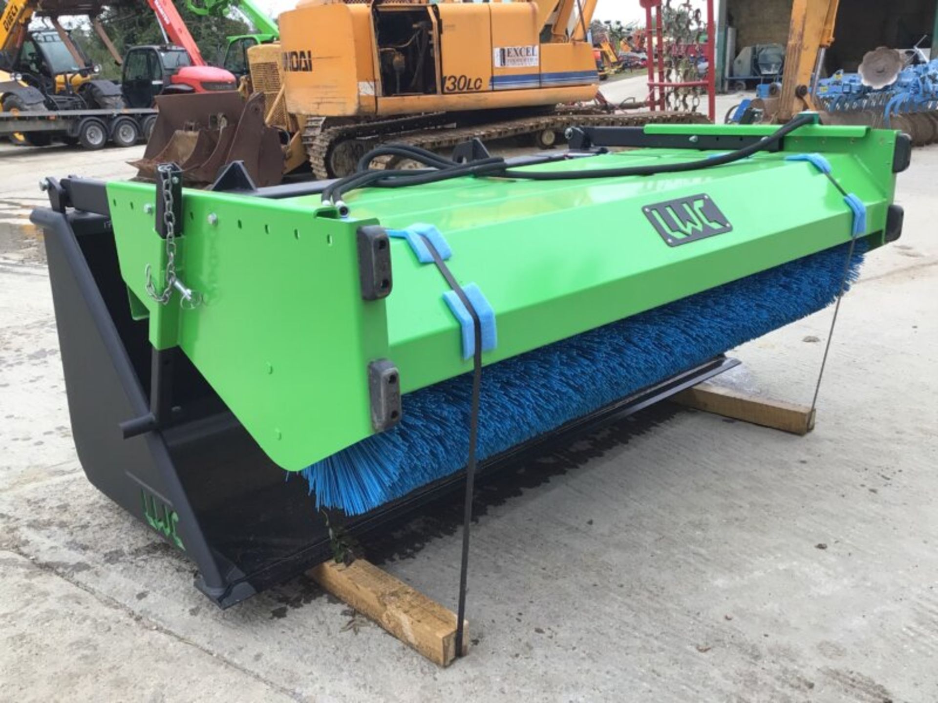 2021 LWC SWEEPER BUCKET BRUSH - Image 7 of 8