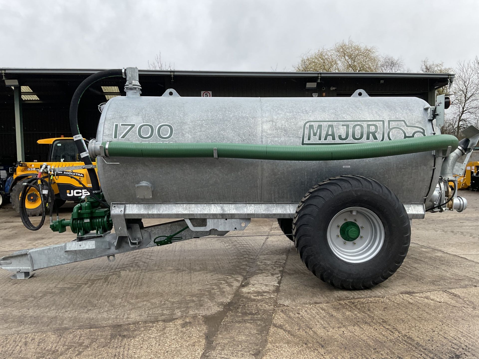 MAJOR 1700 GALLON VACUUM TANKER - Image 8 of 8