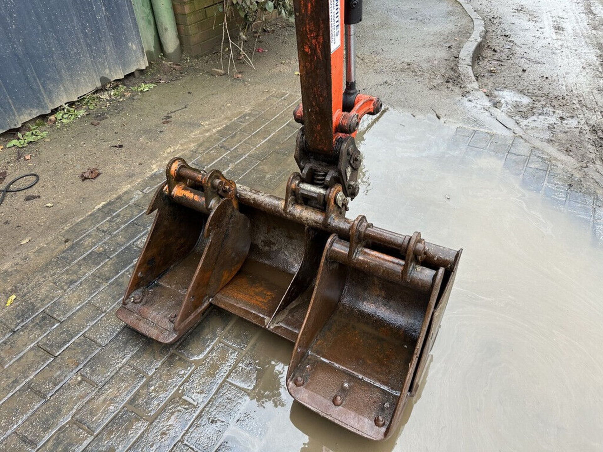 EARTH-MOVING EXCELLENCE: 2017 KUBOTA DIESEL DIGGER WITH 3 BUCKETS - Image 5 of 12