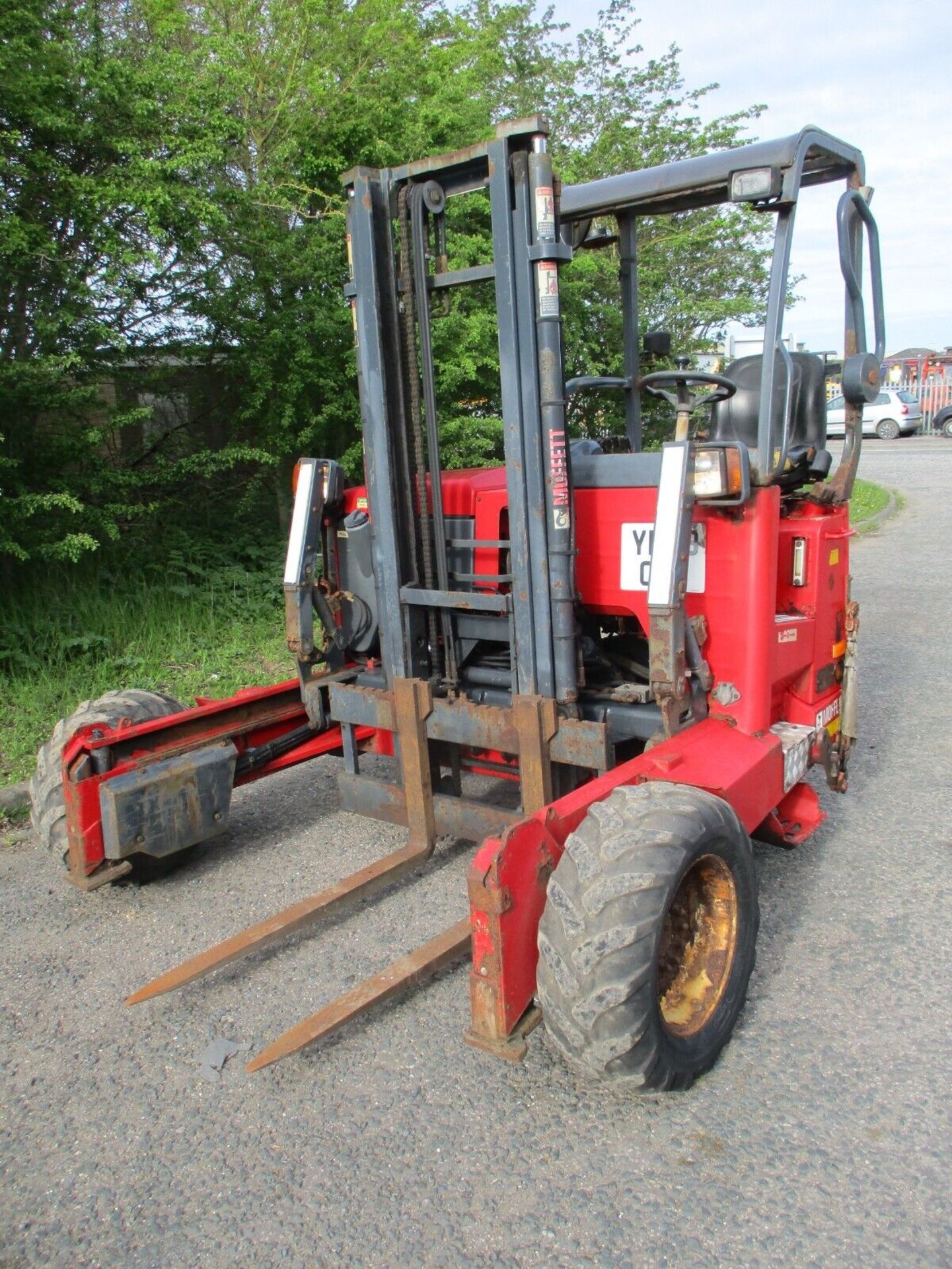 2008 MOFFETT M5 25.3: HEAVY-DUTY FORKLIFT - Image 2 of 14