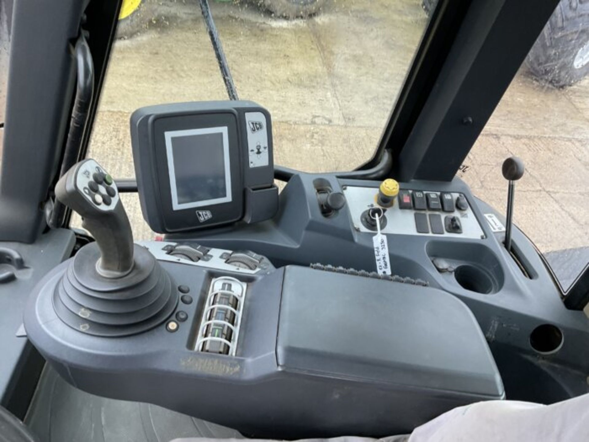 YEAR 2011 – 11 REG JCB 3230 FASTRAC - Image 9 of 10