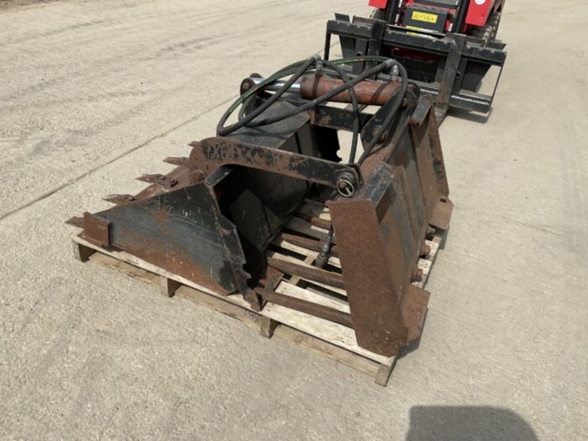 2021 MANITOU 850R SKID STEER WITH PALLET FORKS, DUNG GRAB & BUCKET. REAR CAMERA. - Image 6 of 13