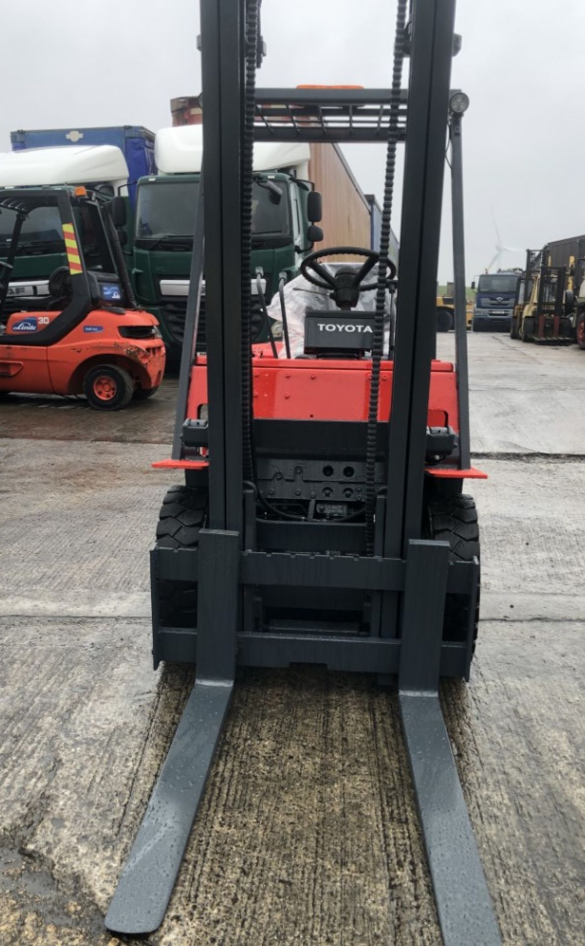 TOYOTA FD 25, 2.5 TON DIESEL FORKLIFT - Image 9 of 10