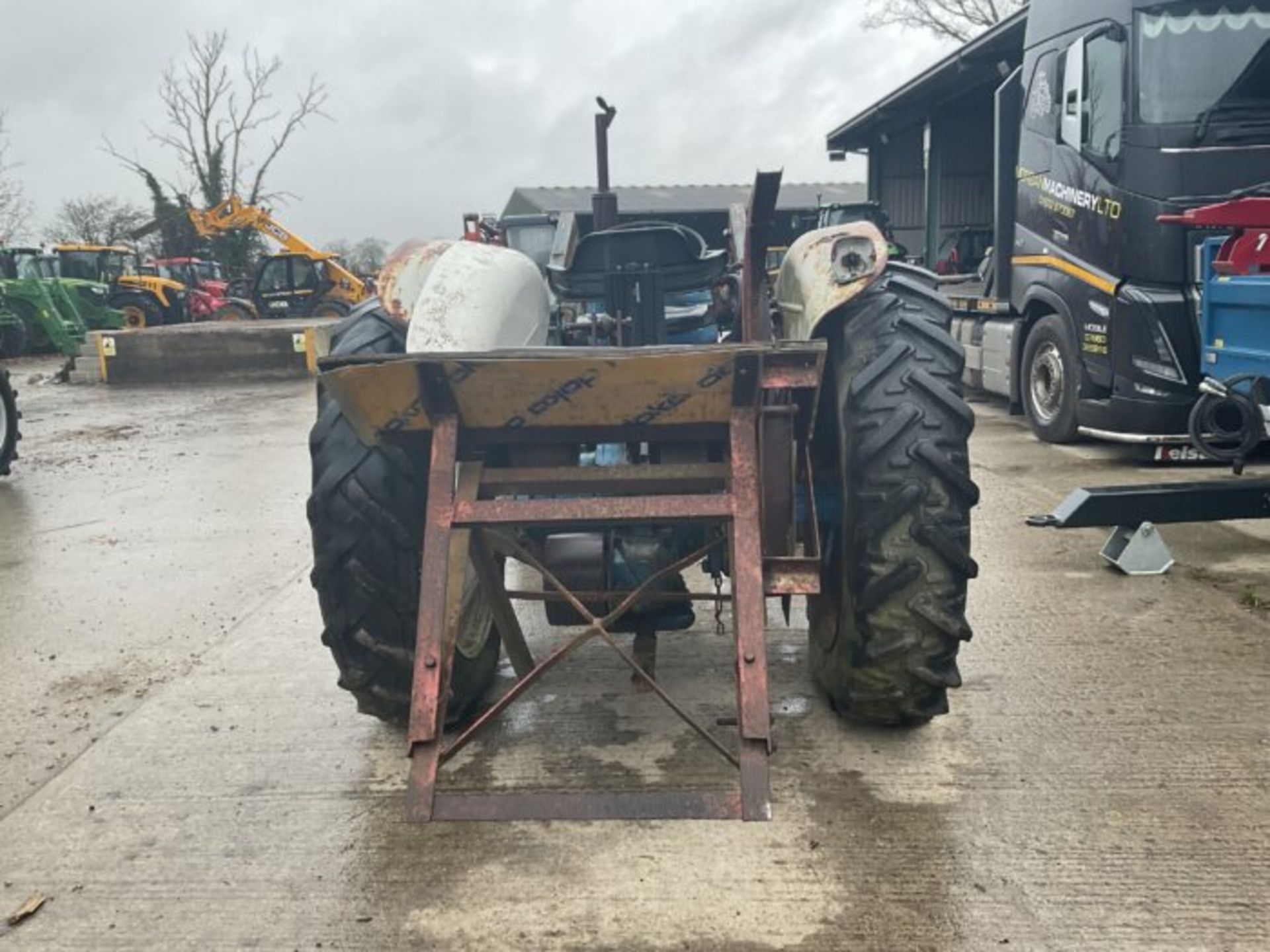 FORD 4000 PRE FORCE. POWER STEERING. LOADER. SAW BENCH. REAR BELT DRIVE. VERY GOOD RUNNER - Image 5 of 10