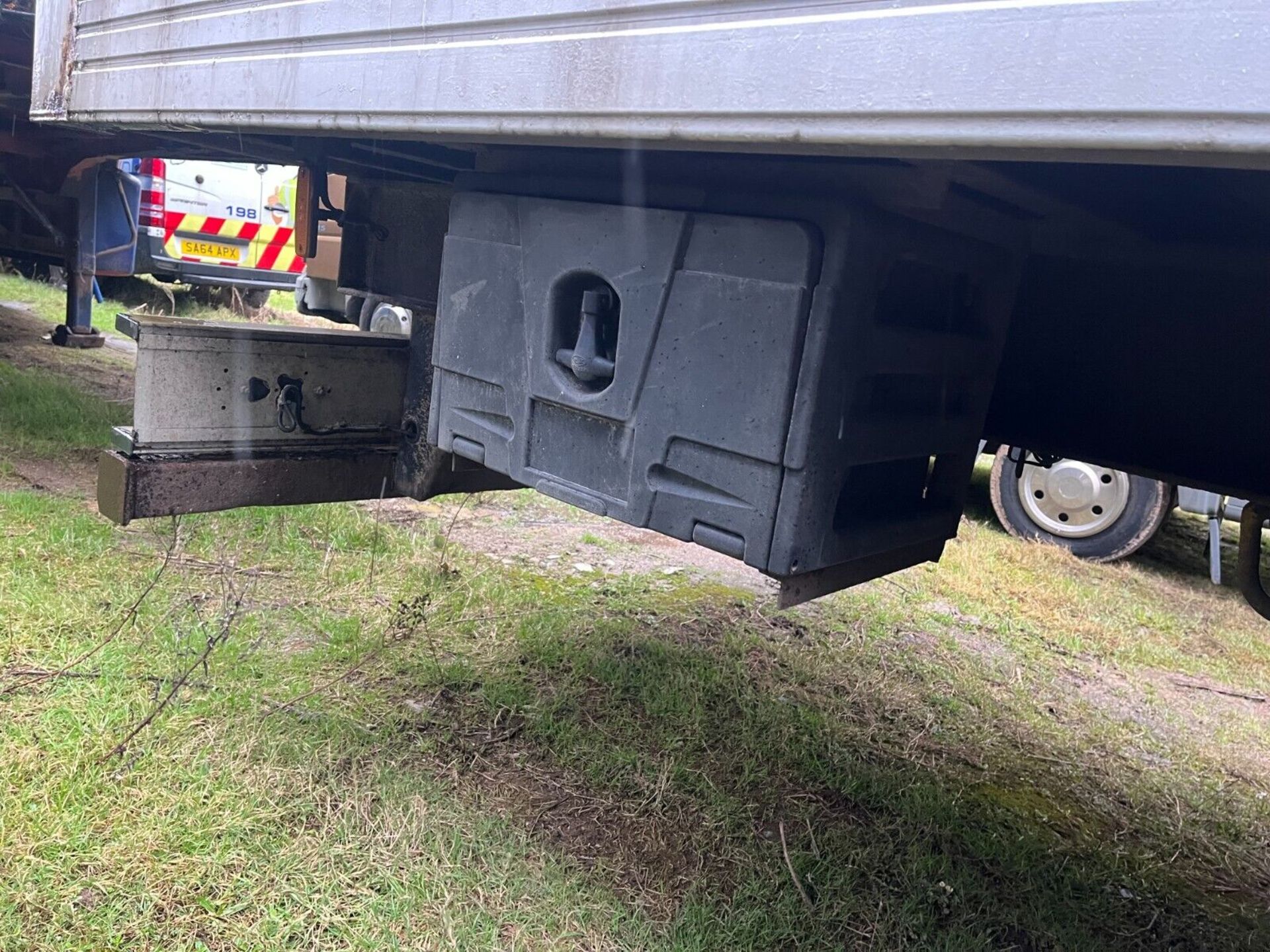 2009 MONTRACON TRI AXLE BOX TRAILER ROR AXLES - Image 9 of 14