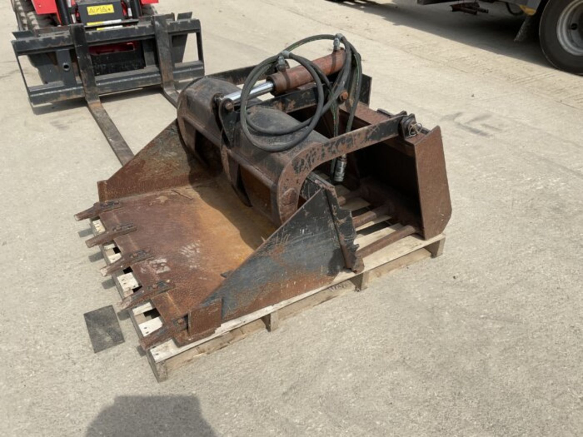 2021 MANITOU 850R SKID STEER WITH PALLET FORKS, DUNG GRAB & BUCKET. REAR CAMERA. - Image 7 of 13