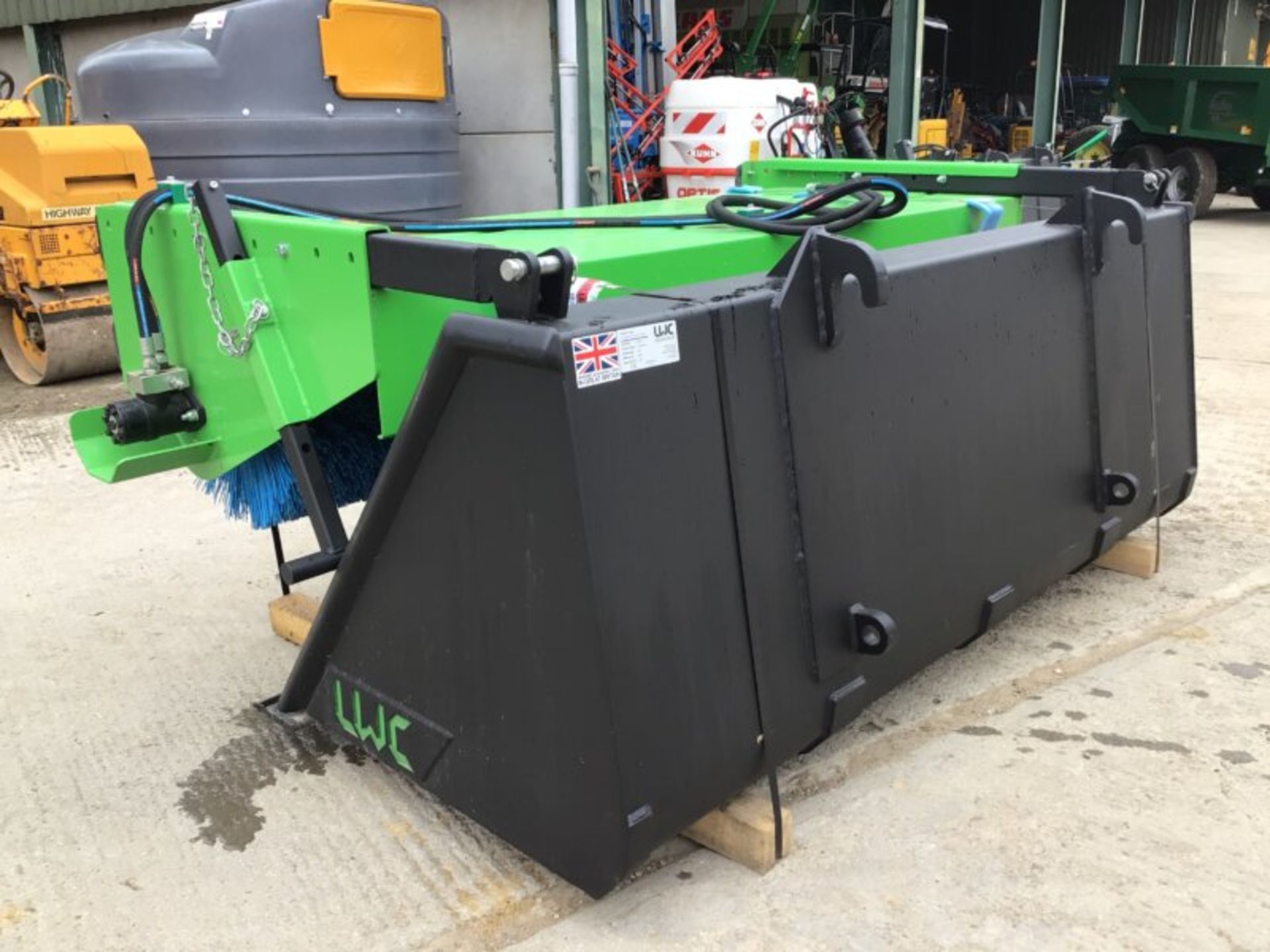 2021 LWC SWEEPER BUCKET BRUSH