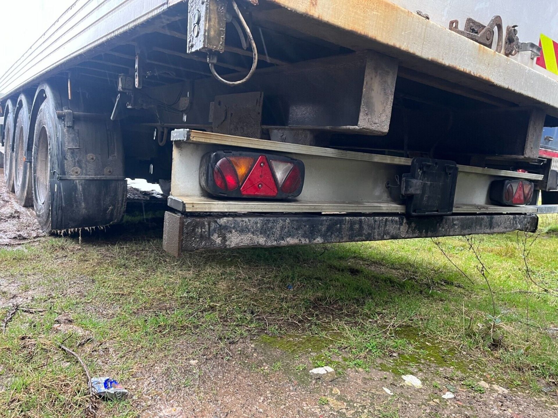 2009 MONTRACON TRI AXLE BOX TRAILER ROR AXLES - Image 8 of 14