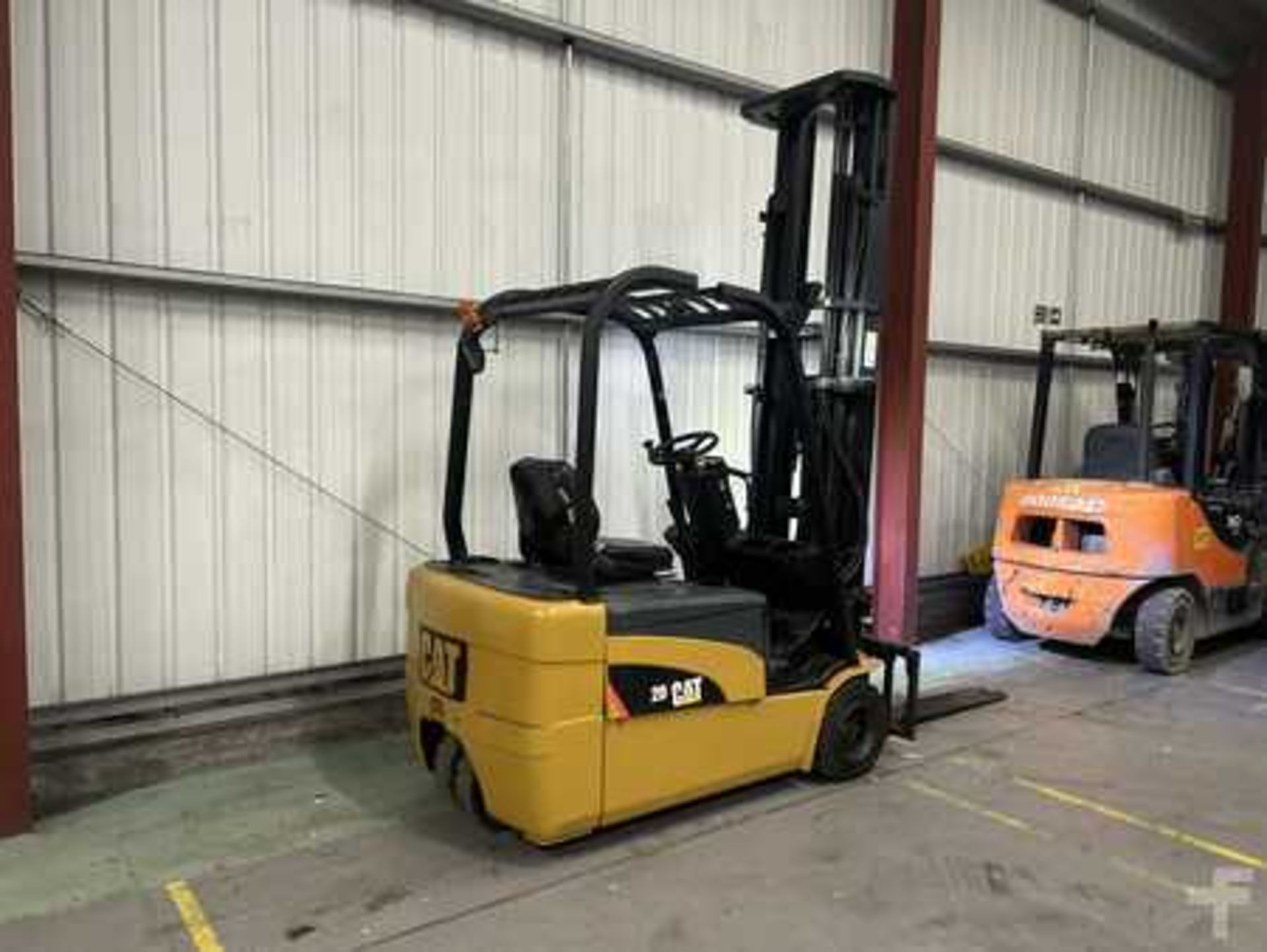 ELECTRIC - 3 WHEELS CAT LIFT TRUCKS EP20NT - Image 6 of 6