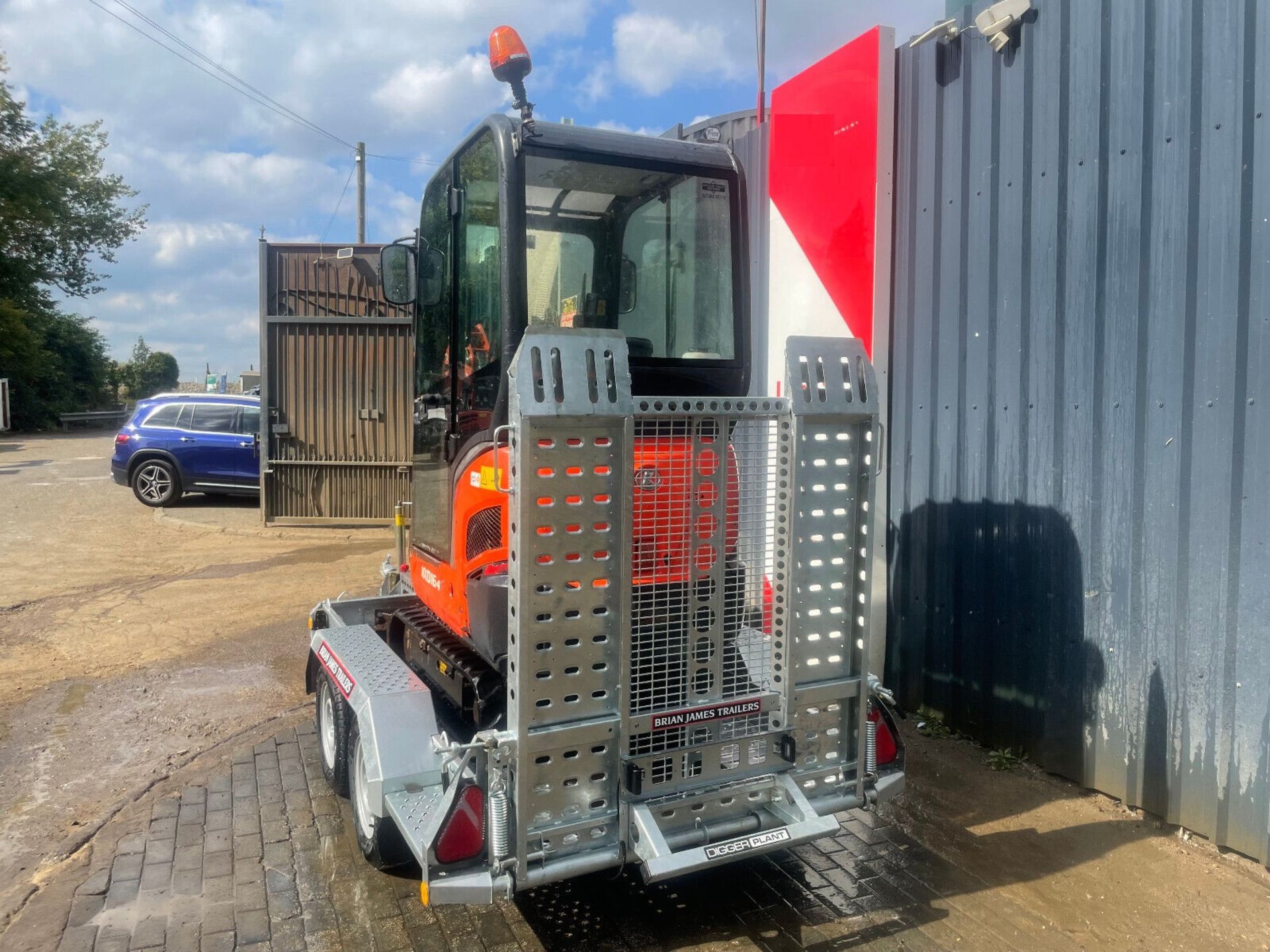 POWER DUO: 2015 KUBOTA KX016-4 MINI EXCAVATOR + TRAILER COMBO - Image 2 of 8