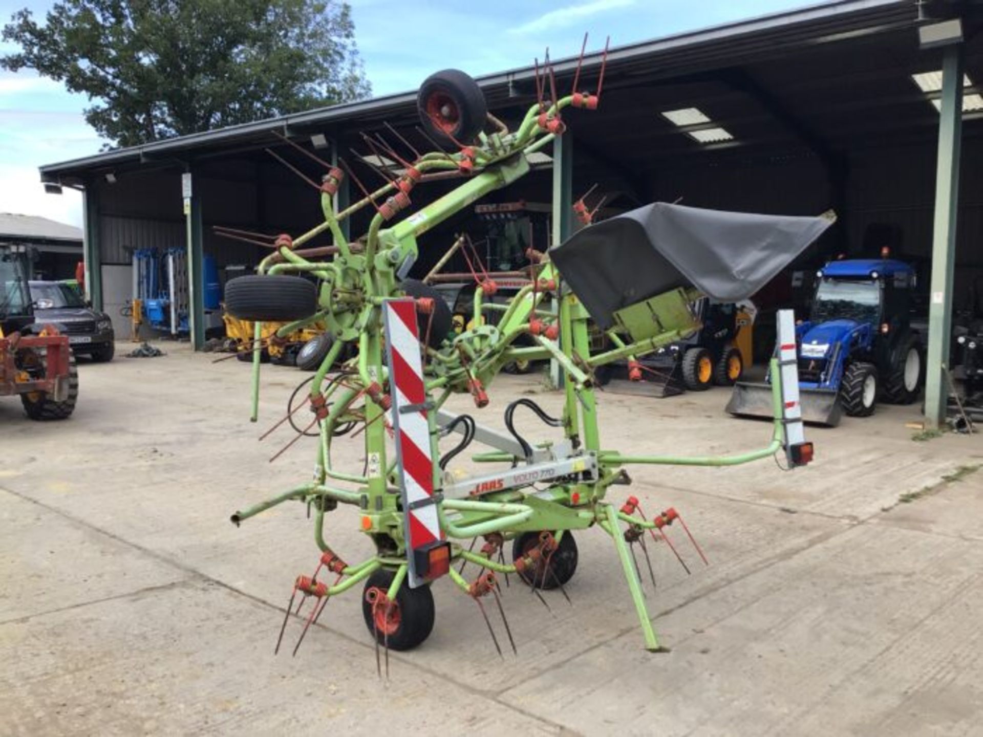 CLAAS VOLTO 770 6 ROTOR TEDDER. 3 POINT LINKAGE. HYDRAULIC FOLDING.