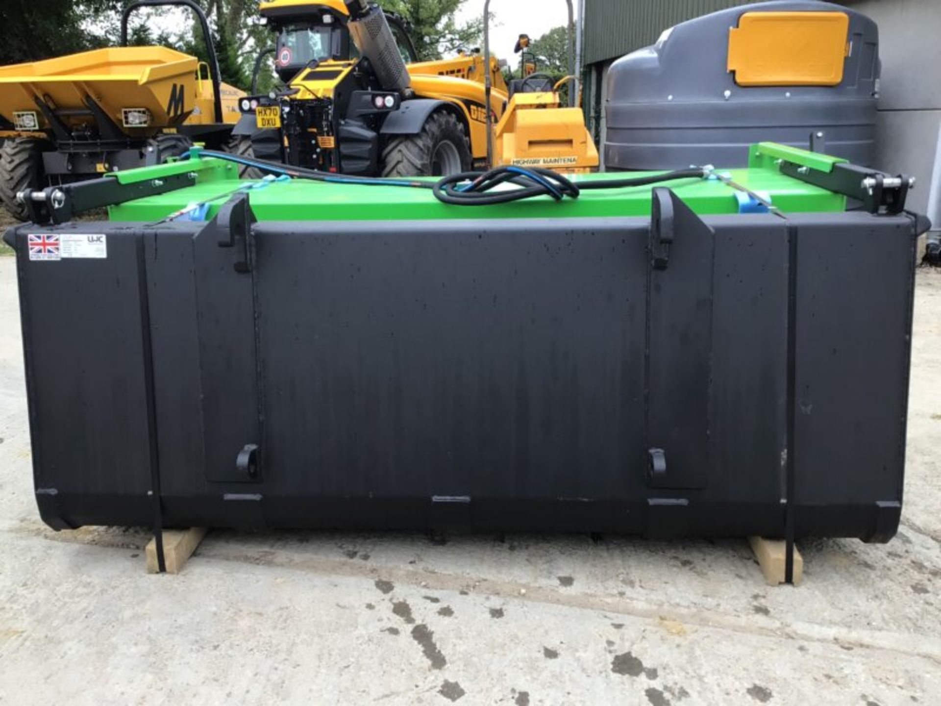 2021 LWC SWEEPER BUCKET BRUSH - Image 4 of 8