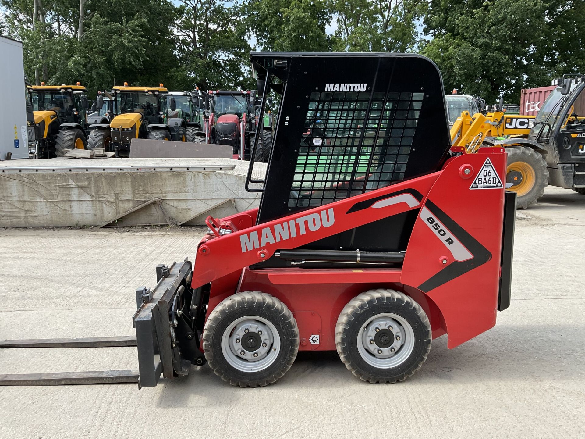 2021 MANITOU 850R SKID STEER WITH PALLET FORKS, DUNG GRAB & BUCKET. REAR CAMERA.