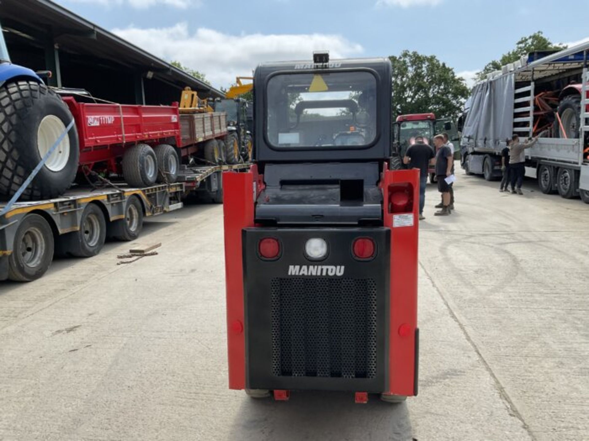 2021 MANITOU 850R SKID STEER WITH PALLET FORKS, DUNG GRAB & BUCKET. REAR CAMERA. - Image 10 of 13