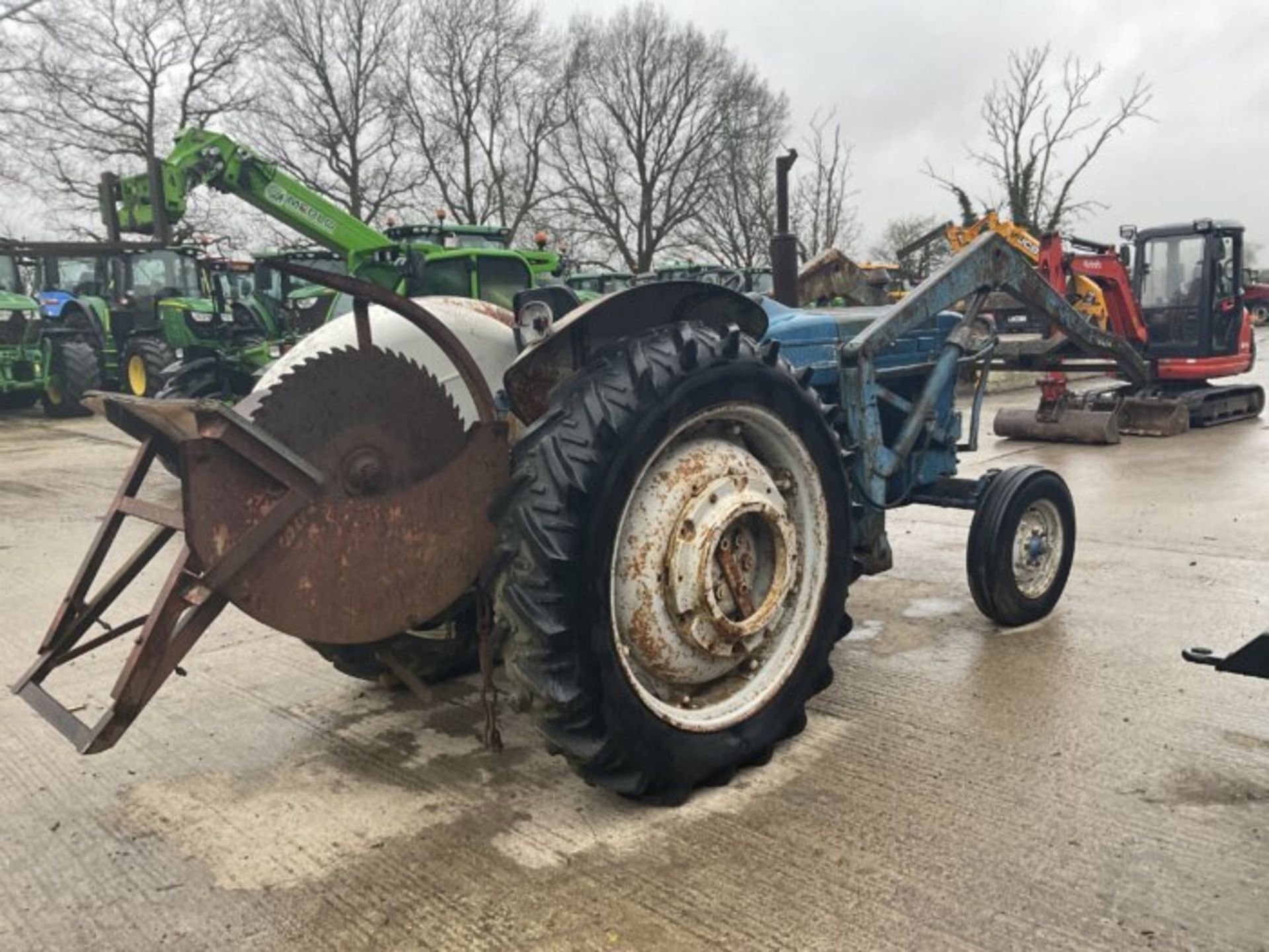 FORD 4000 PRE FORCE. POWER STEERING. LOADER. SAW BENCH. REAR BELT DRIVE. VERY GOOD RUNNER - Image 4 of 10