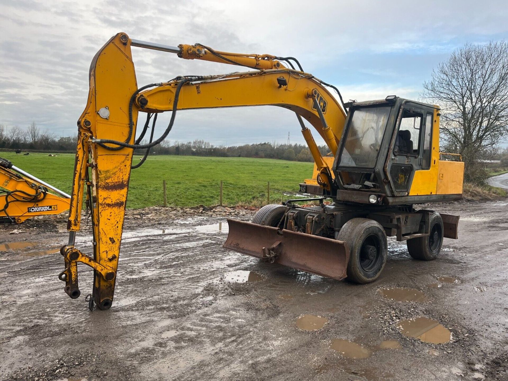 ISUZU PRECISION: JS130W EXCAVATOR - 4-CYLINDER ENGINE MASTERY - Image 2 of 13