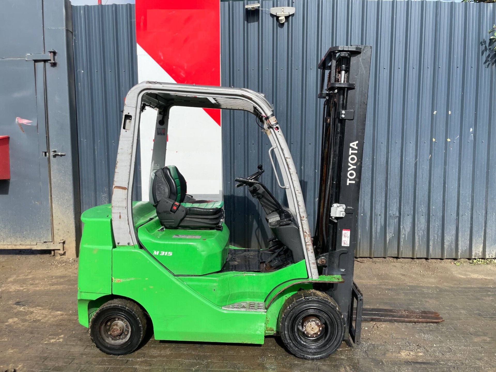 TOYOTA TOUGH: 2017 DIESEL FORKLIFT BEAST - Image 8 of 8