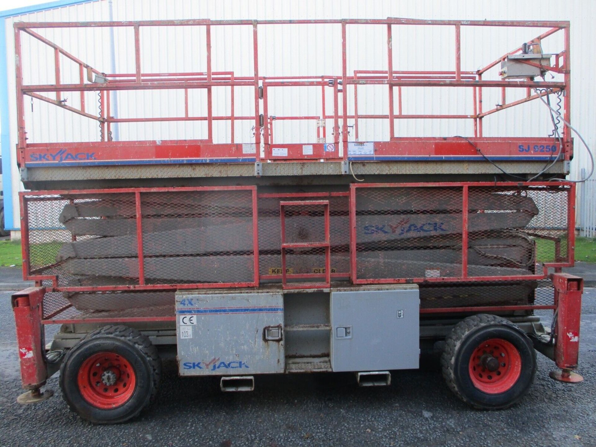 SKYJACK SJ9250 SCISSOR LIFT YEAR 2007 - Image 10 of 10