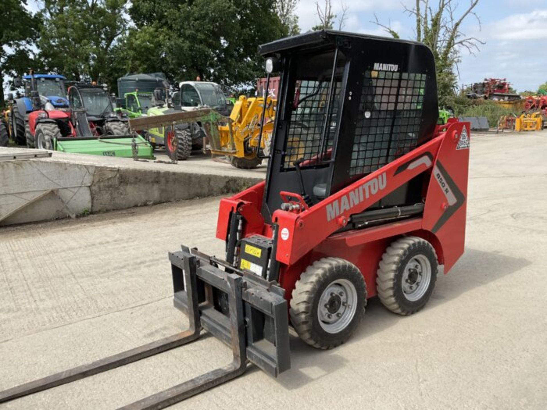 2021 MANITOU 850R SKID STEER WITH PALLET FORKS, DUNG GRAB & BUCKET. REAR CAMERA. - Image 13 of 13