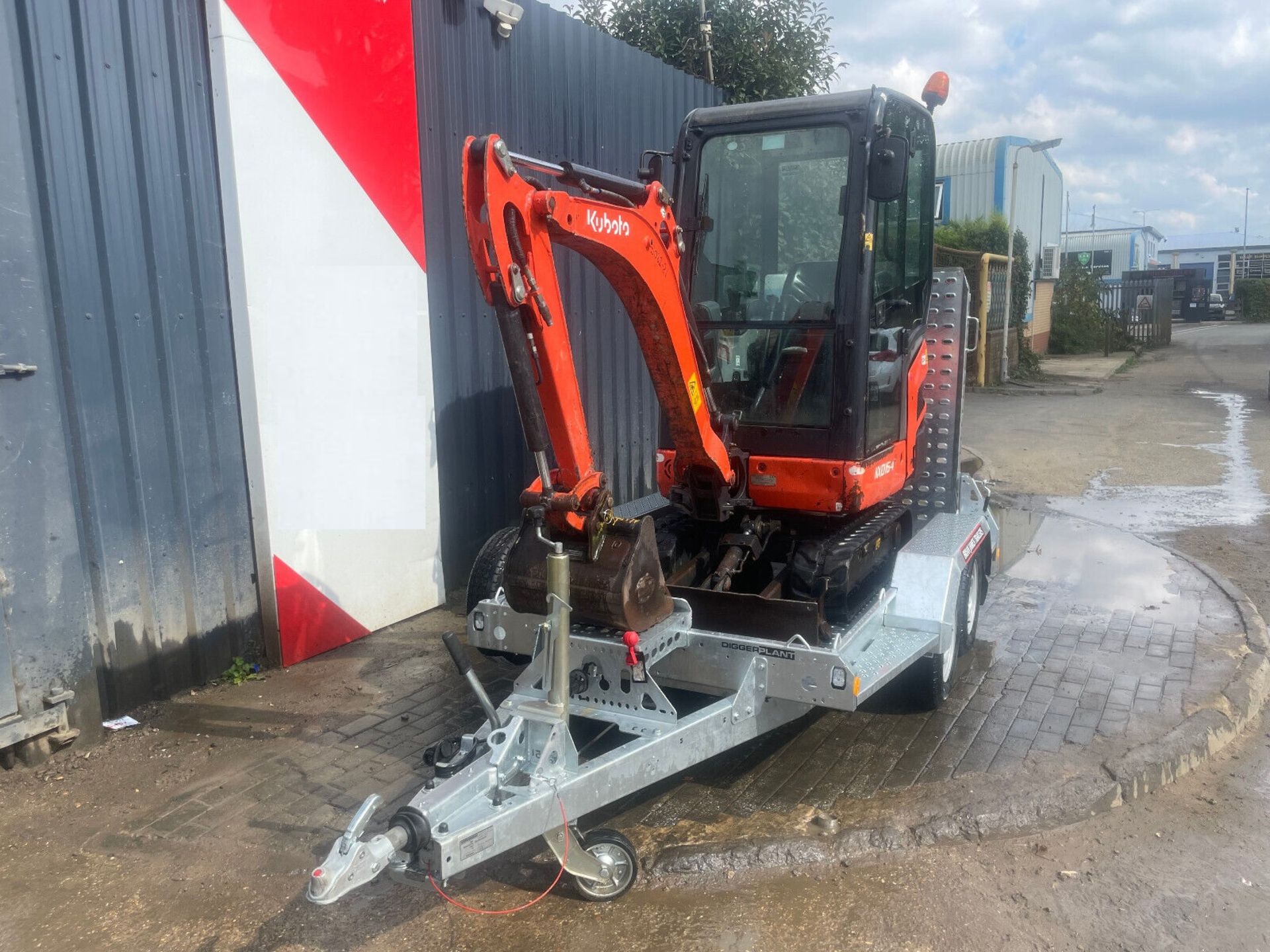 POWER DUO: 2015 KUBOTA KX016-4 MINI EXCAVATOR + TRAILER COMBO