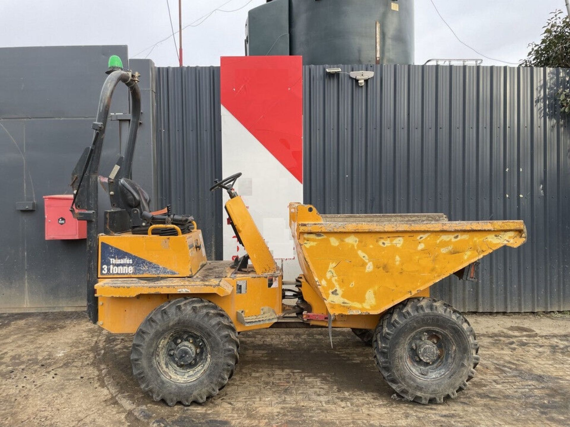 EFFICIENT EARTHMOVER: 2018 THWAITES 3 TONNE HYDROSTATIC DUMPER - Image 2 of 8