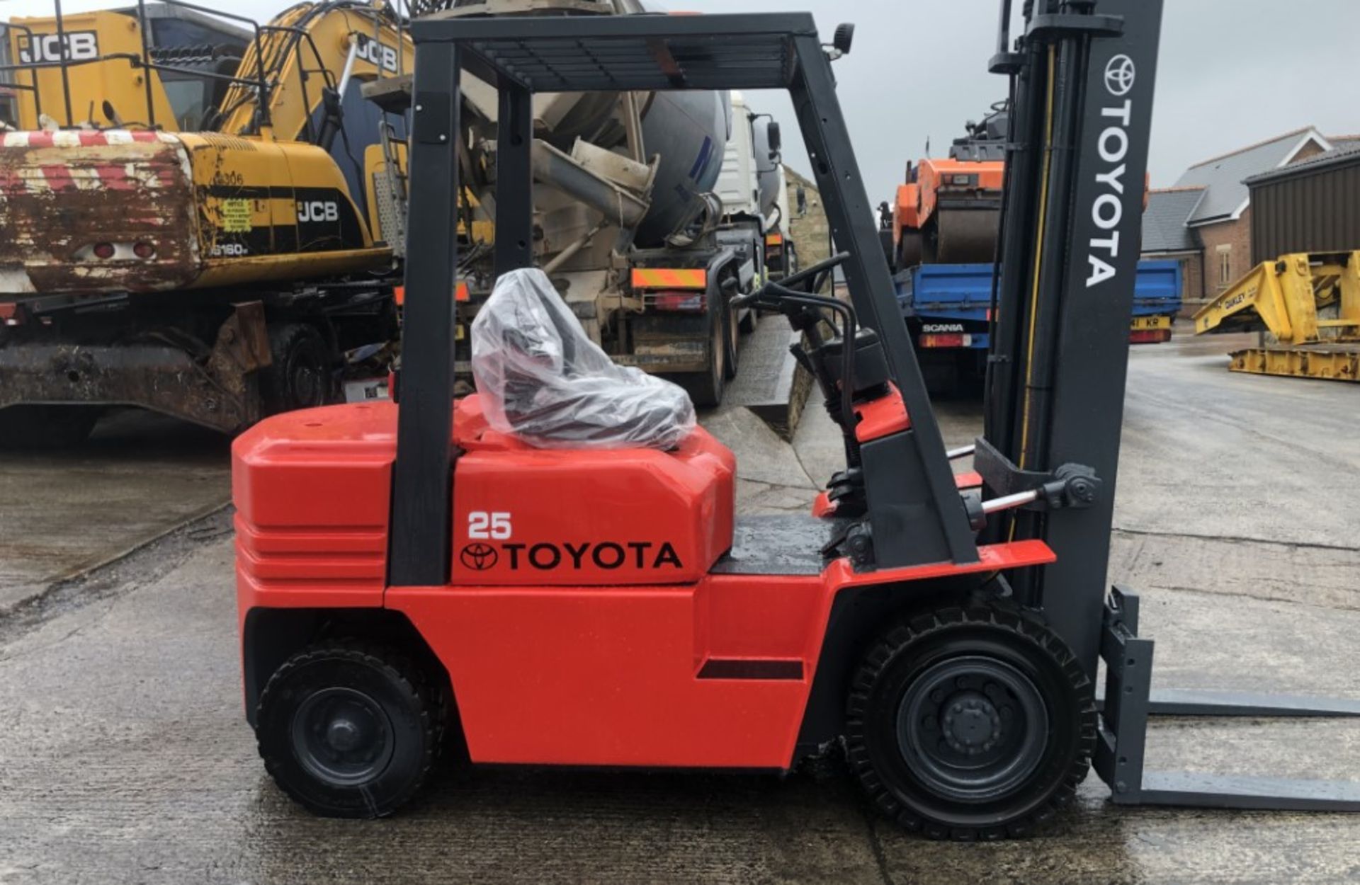 TOYOTA FD 25, 2.5 TON DIESEL FORKLIFT - Image 7 of 10