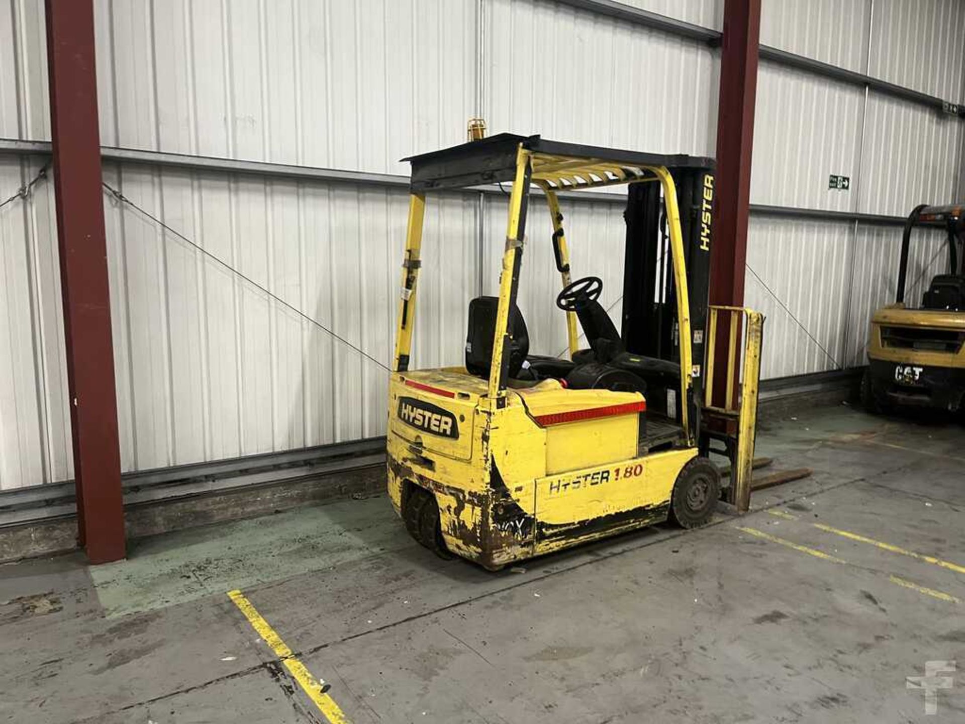ELECTRIC - 3 WHEELS HYSTER J1.80XMT *CHARGER INCLUDED - Image 7 of 7