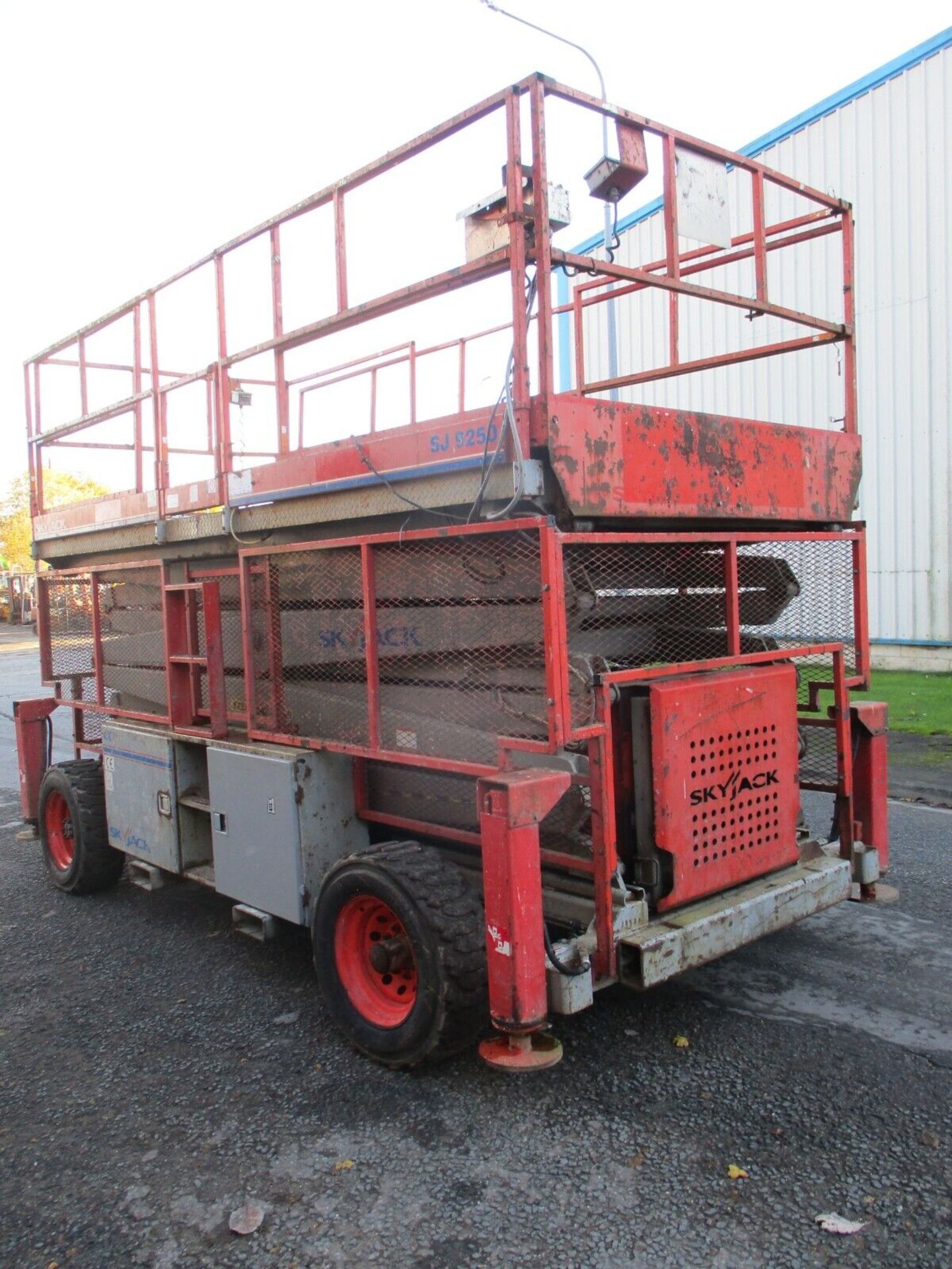 SKYJACK SJ9250 SCISSOR LIFT YEAR 2007 - Image 9 of 10