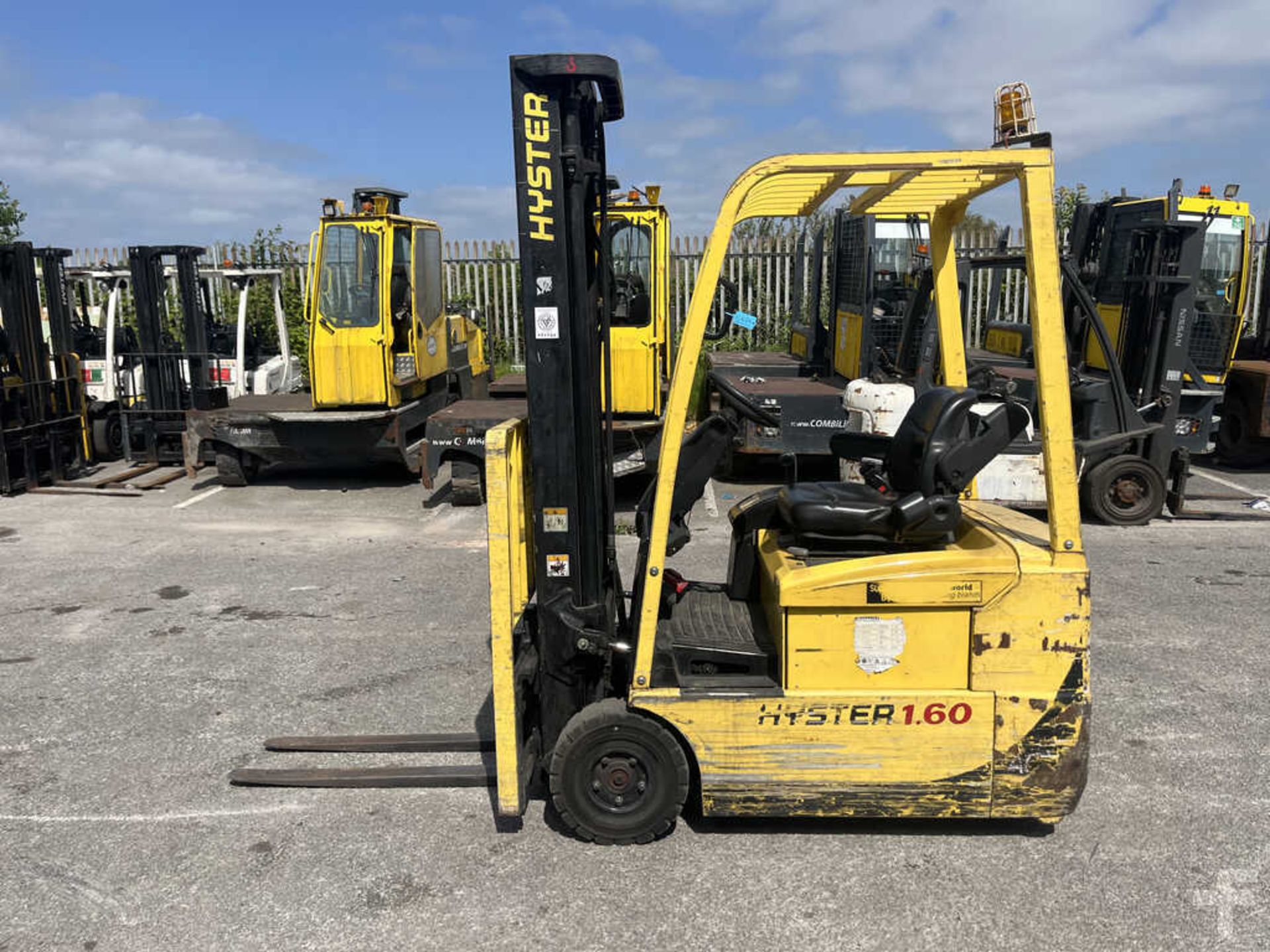 2005 HYSTER J1.60XMT *CHARGER INCLUDED
