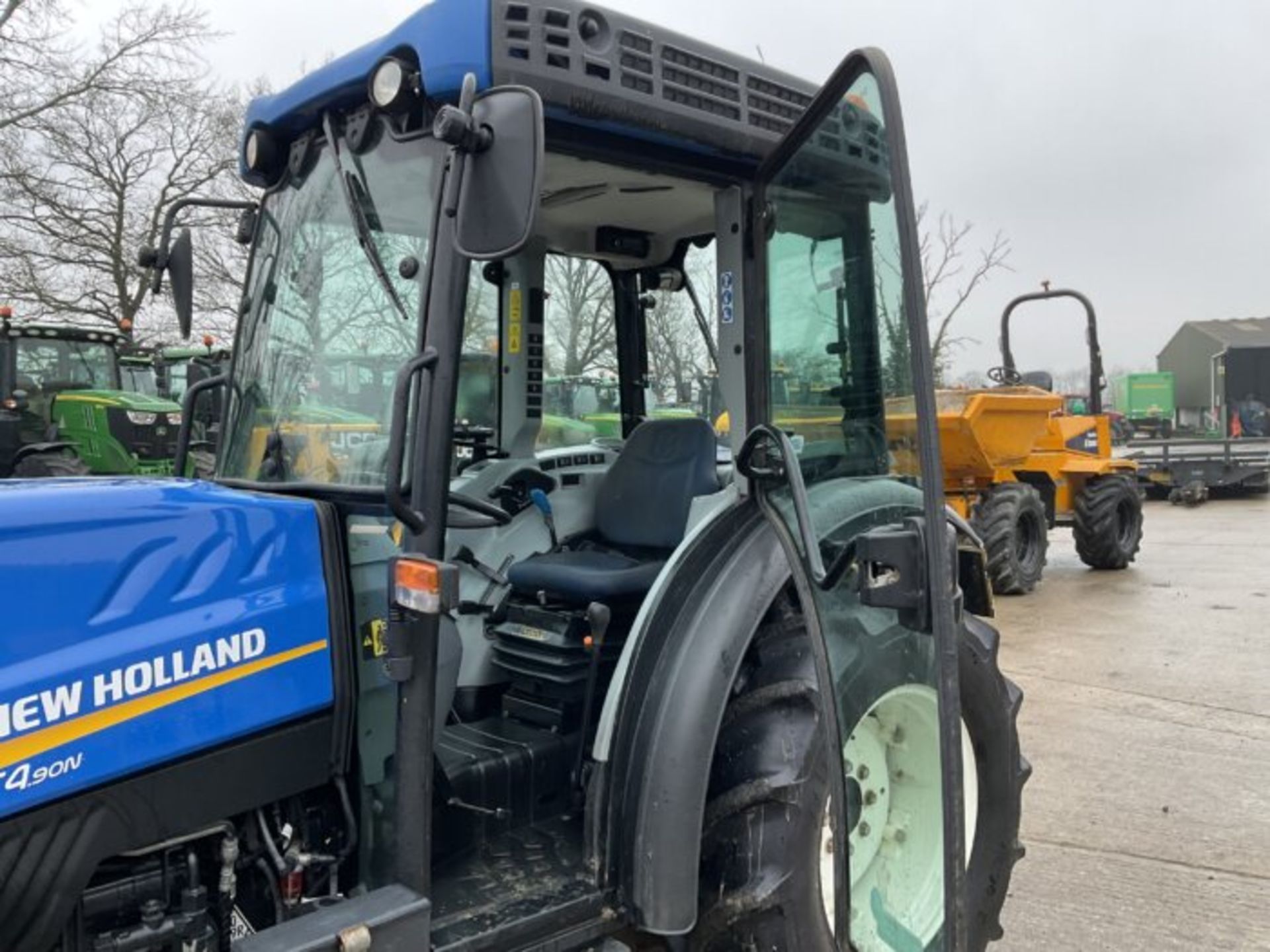 YEAR 2018 NEW HOLLAND T4.90N. FRONT WEIGHTS. 4 SPOOLS - Image 9 of 10
