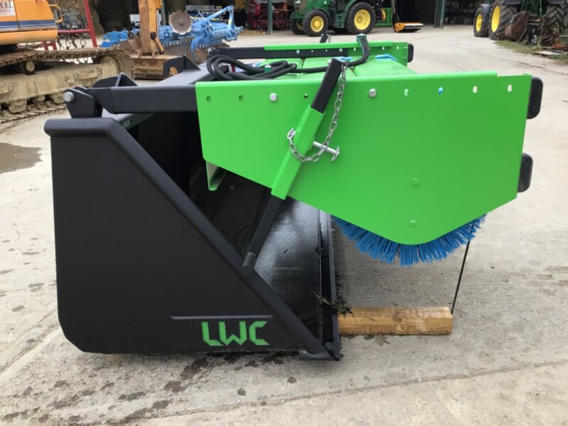 2021 LWC SWEEPER BUCKET BRUSH - Image 5 of 8